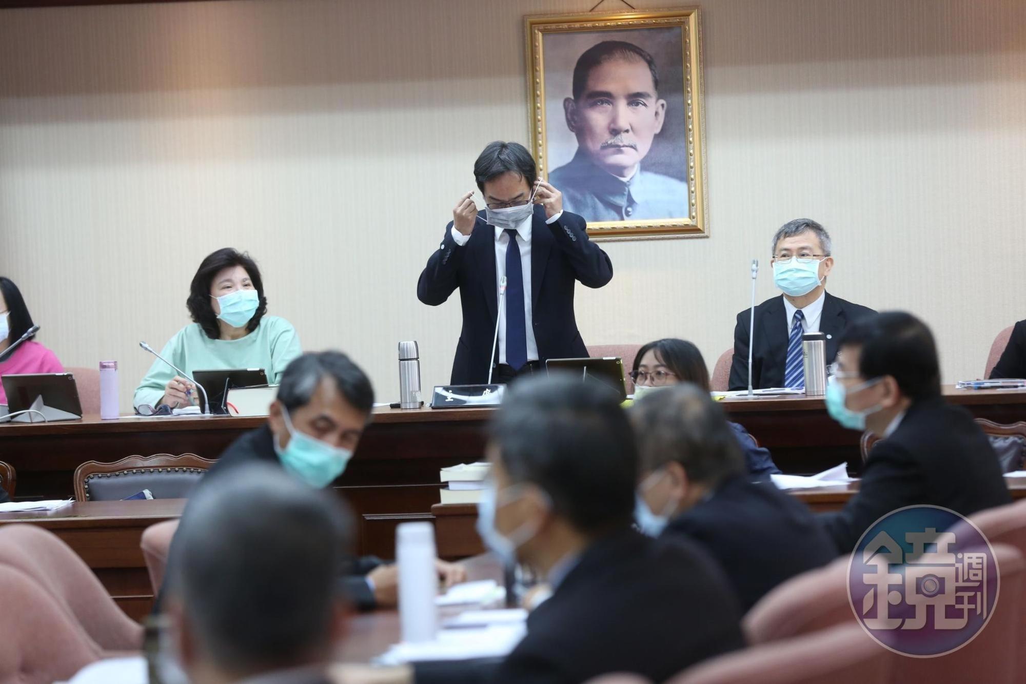 交通委員會召委李昆澤宣布會議室全程戴口罩。