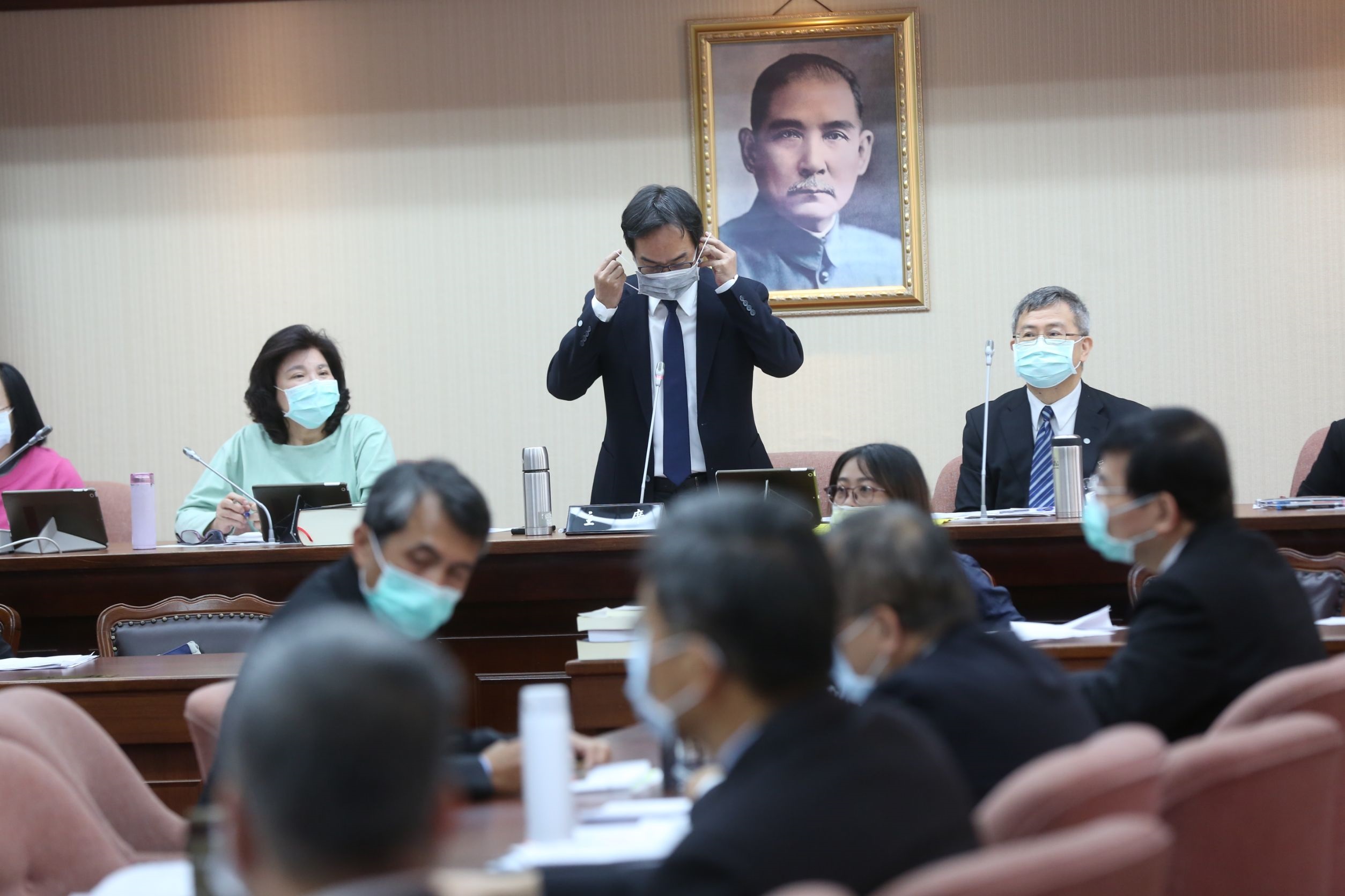 交通委員會召委李昆澤宣布會議室全程戴口罩。