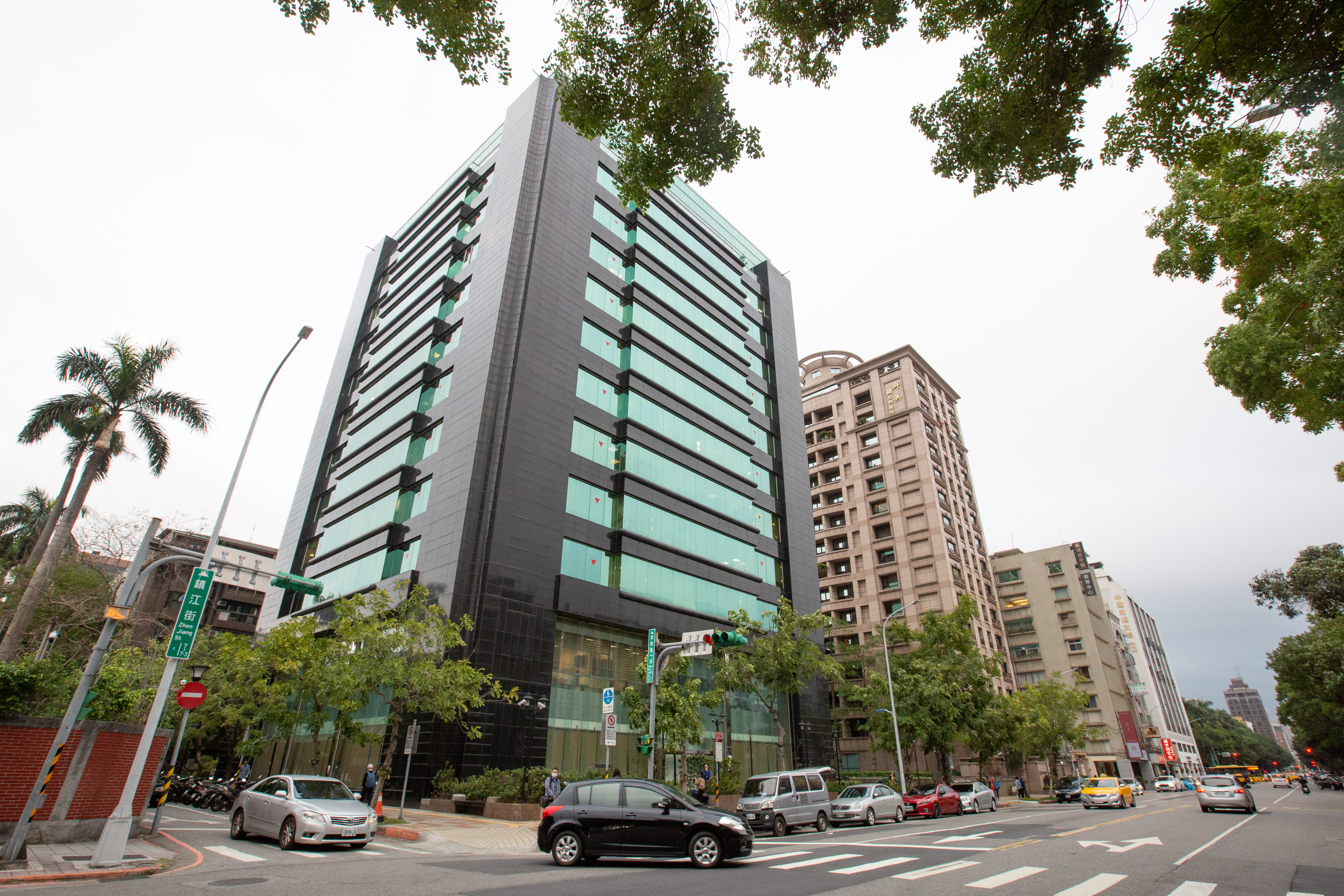 該立委說,他是為了地方觀光的議題邀請觀光局官員到他位於中興大樓地下室的辦公室說明。