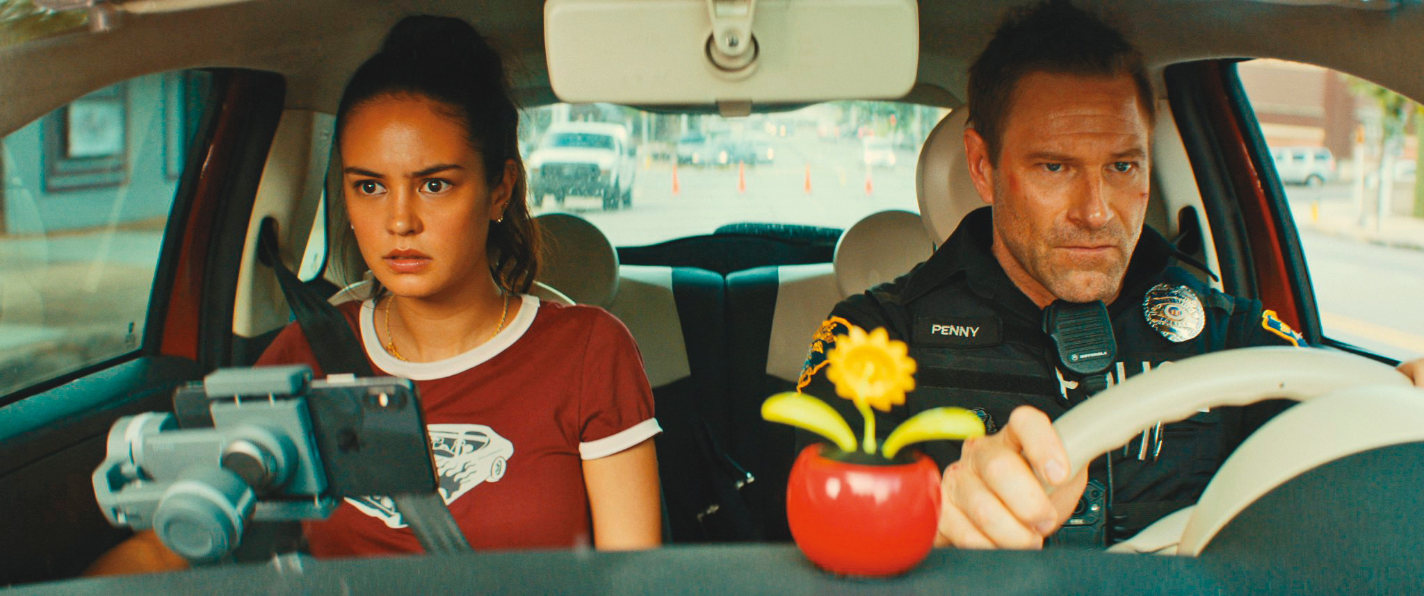 意外犯錯的警察與網紅主播利用直播聯手辦案，亞倫艾克哈特角色設計耐人尋味，可惜沒有更深入的描寫，只是點到即止。（甲上提供）