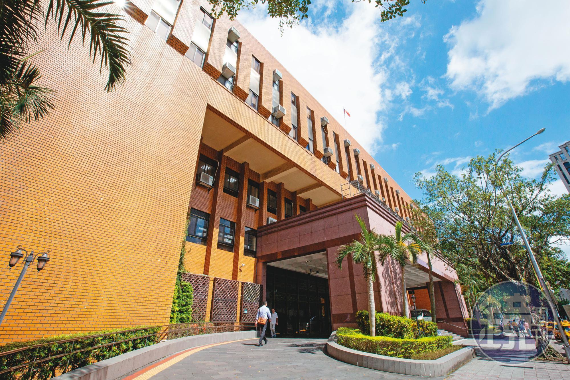 陶金銘與小三因涉妨害家庭被判有罪定讞,台北地院近日也判2人須連帶賠償陶妻100萬元。