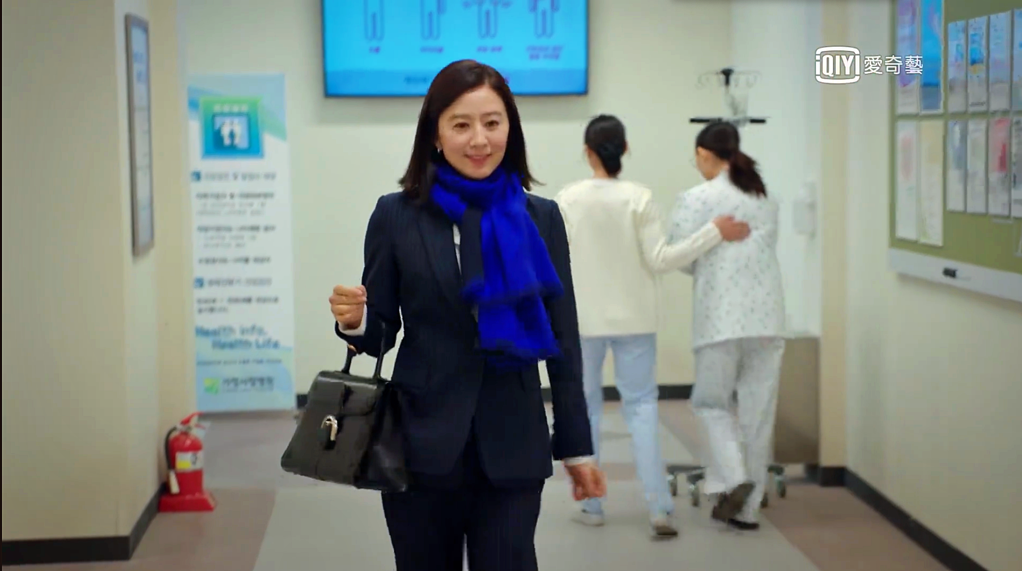 韓國影后金喜愛在韓劇《夫婦的世界》中，第一個亮相的包款即為DELVAUX Brillant。（愛奇藝台灣站提供）