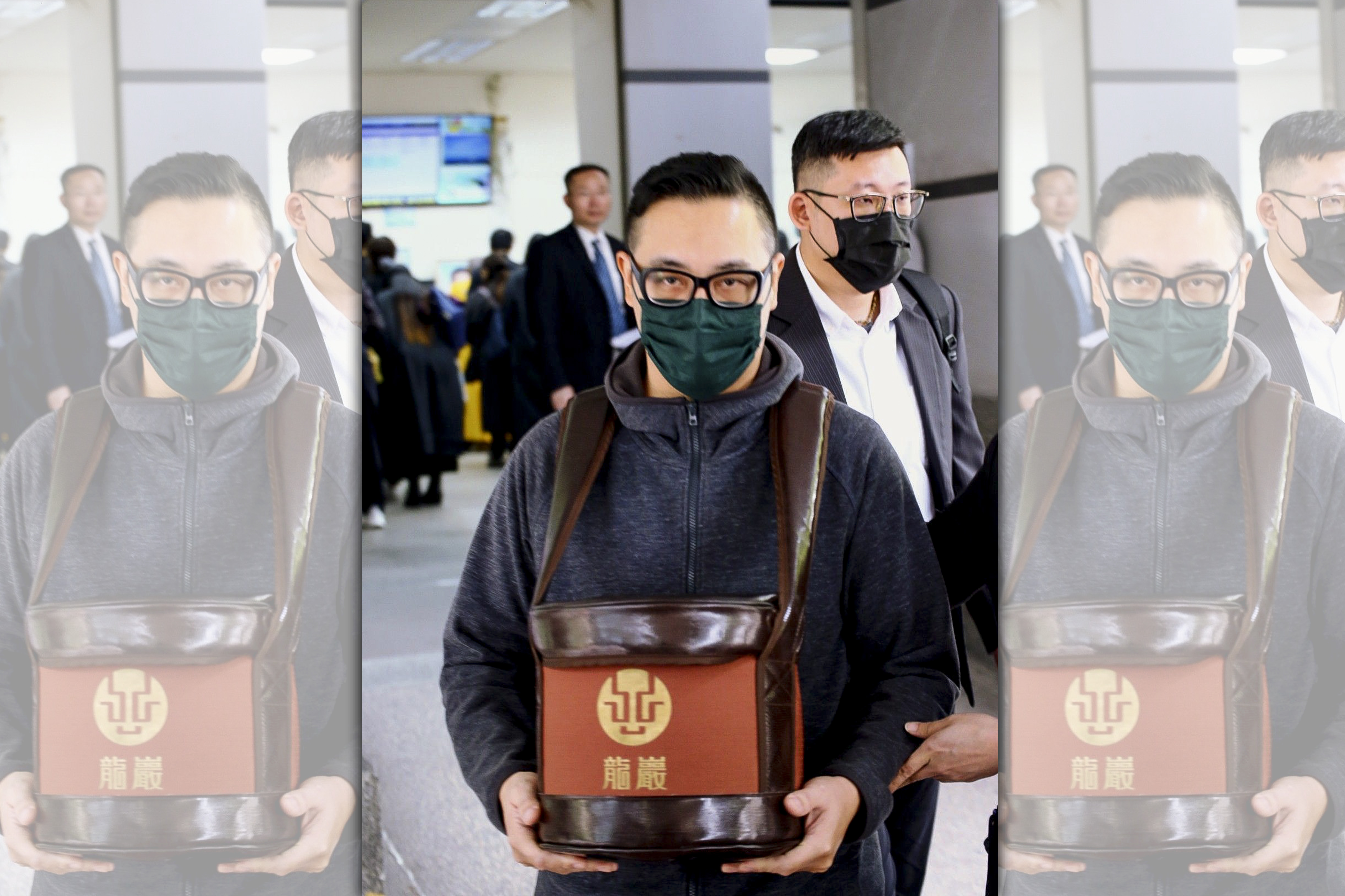 約1個半小時的火化過程，劉真弟弟回到火化場撿骨，之後捧著骨灰乘車離去。