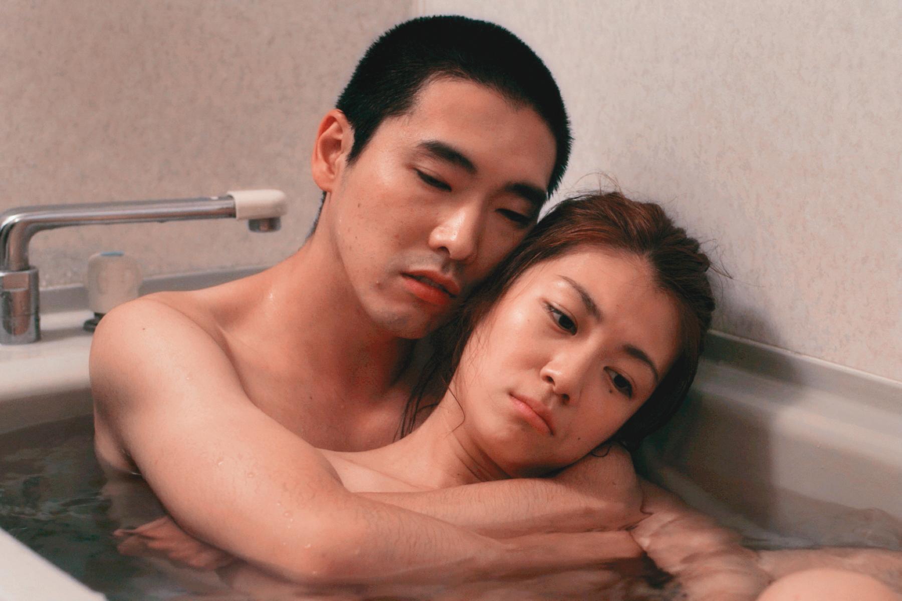 柄本佑與瀧內公美飾演一對久別重逢的昔日戀人,在女方結婚前夕大膽偷情,貢獻了不少裸露性愛戲。(采昌提供)
