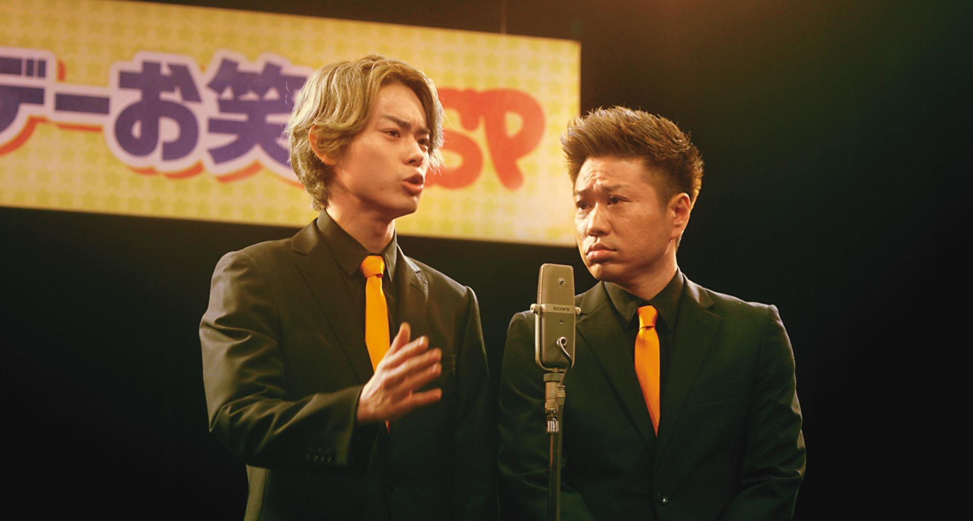 漫才是日本特有的喜劇表演方式，在電影《火花》中便有一段長達8分鐘，一鏡到底的演出。（安可電影提供）