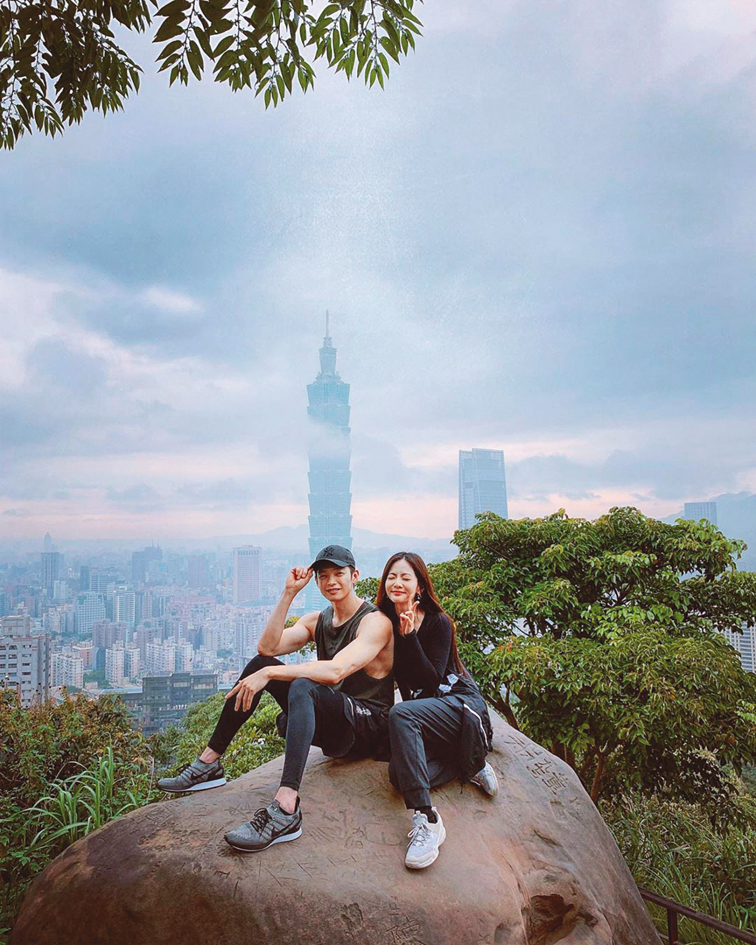 曾之喬於小年夜與祕密交往10年的辰亦儒公布喜訊，2人婚後更加大方，還拍下一起登山的合照。（翻攝自曾之喬IG）