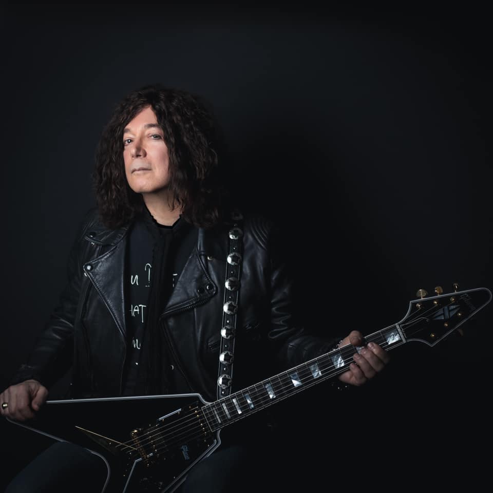 艾倫梅里爾憑一曲〈I Love Rock N Roll〉轟動全英國，他的女兒證實父親死於新冠肺炎。（翻攝臉書）