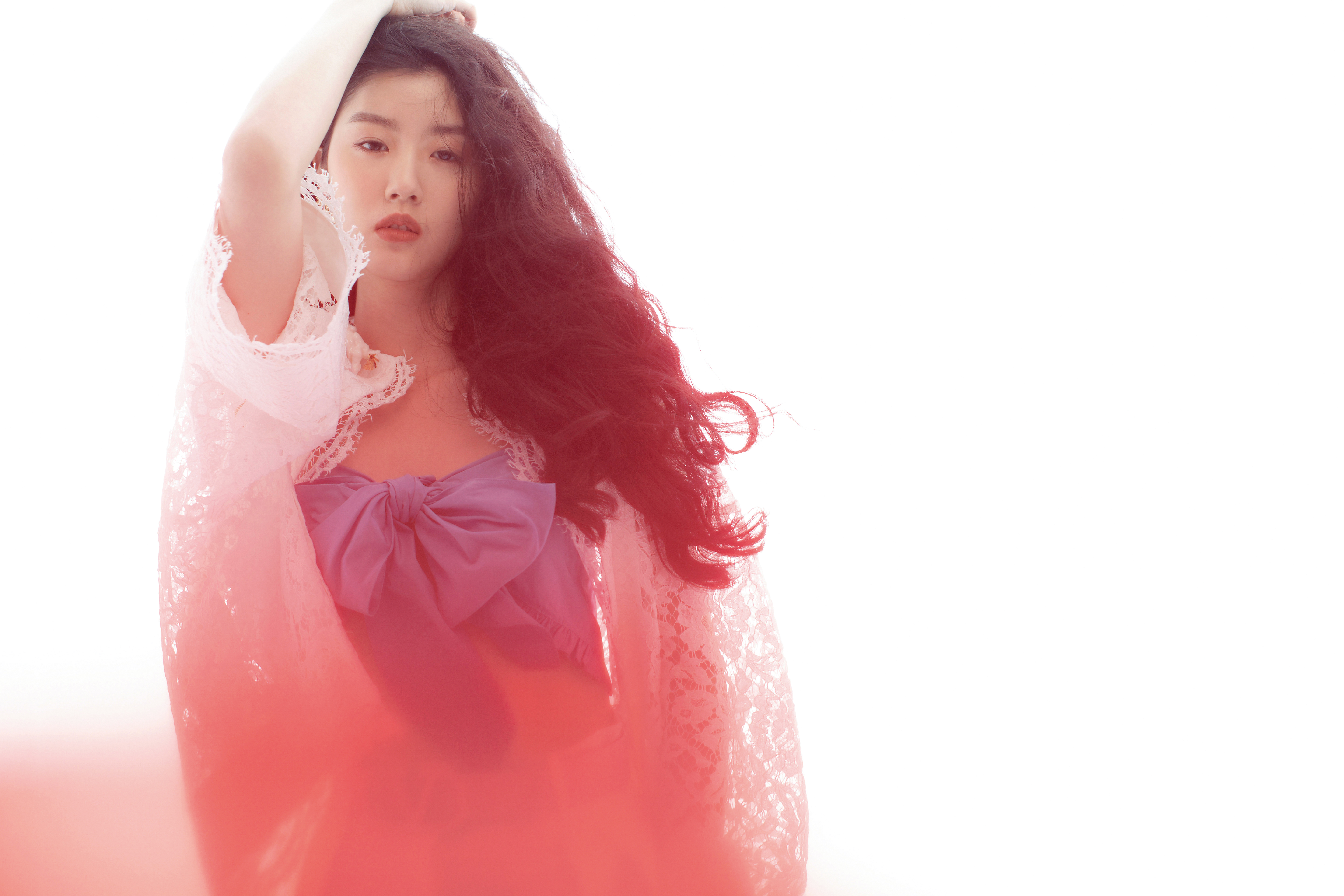 鏤空蕾絲外套NT$130,000 by VALENTINO 蝴蝶結小背心  價格店洽 by PORTSPURE 動物造型耳環  價格店洽 by VALENTINO