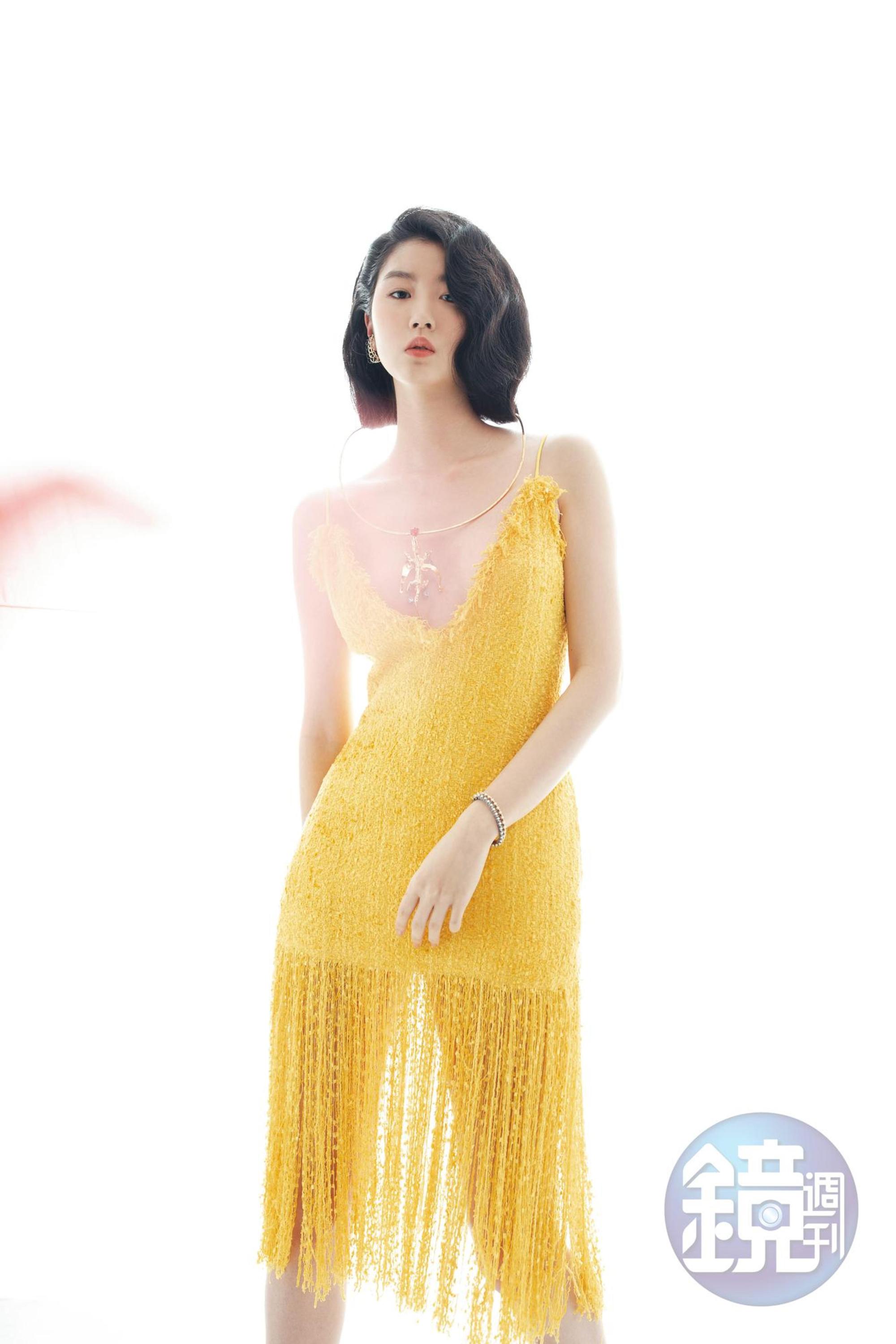 黃色毛呢流蘇長洋裝NT$31,800 by MSGM 金黃色、黑色多環耳骨夾 各NT$4,800 by APM 動物造型頸圈 價格店洽 by VALENTINO 鉚釘珍珠手鐲各NT$6,200 by APM