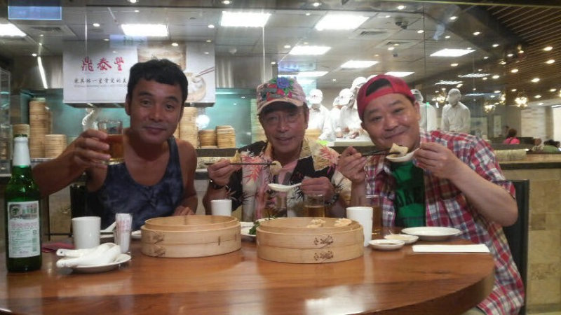 志村健2012年與「駝鳥俱樂部」在台北鼎泰豐開心享食小籠包。（翻攝志村健官方網站）