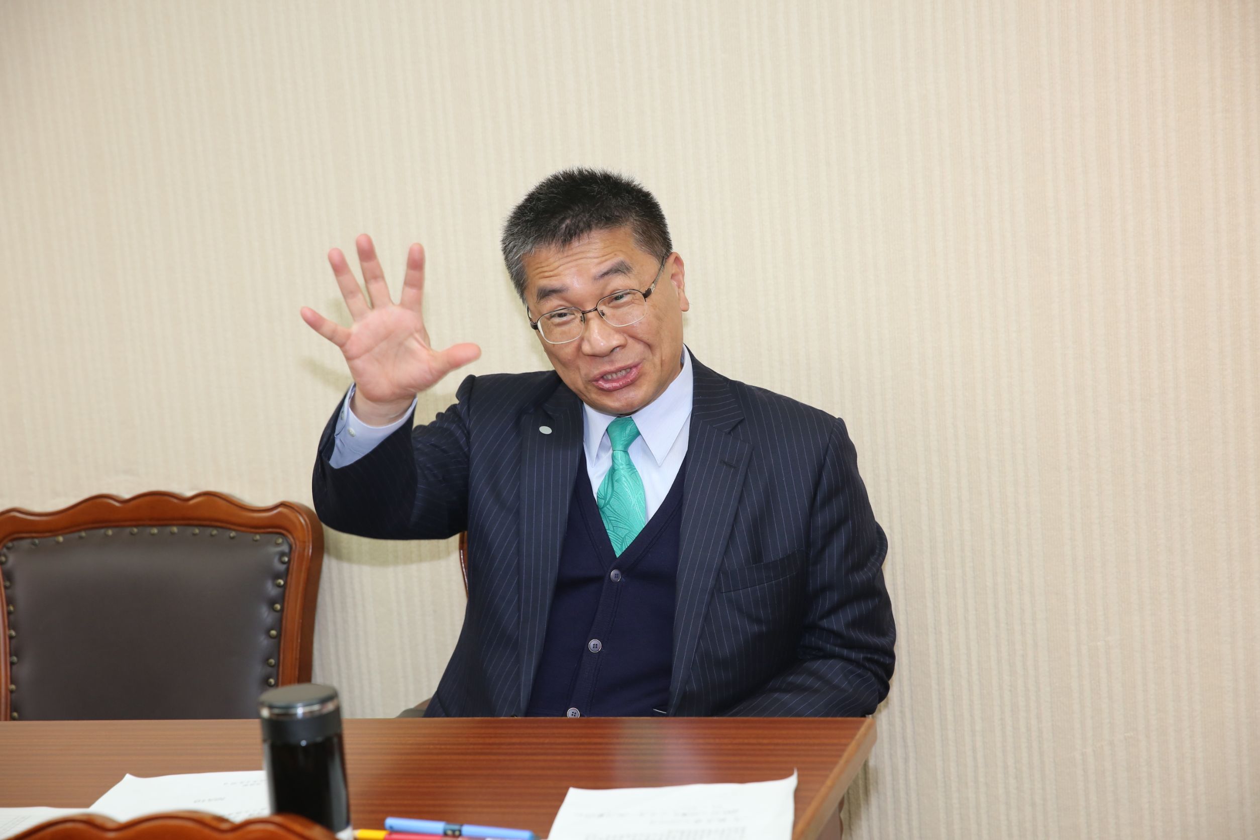 內政部長徐國勇11時進入內政委員會會議事後，面對媒體訪問均不願多說。