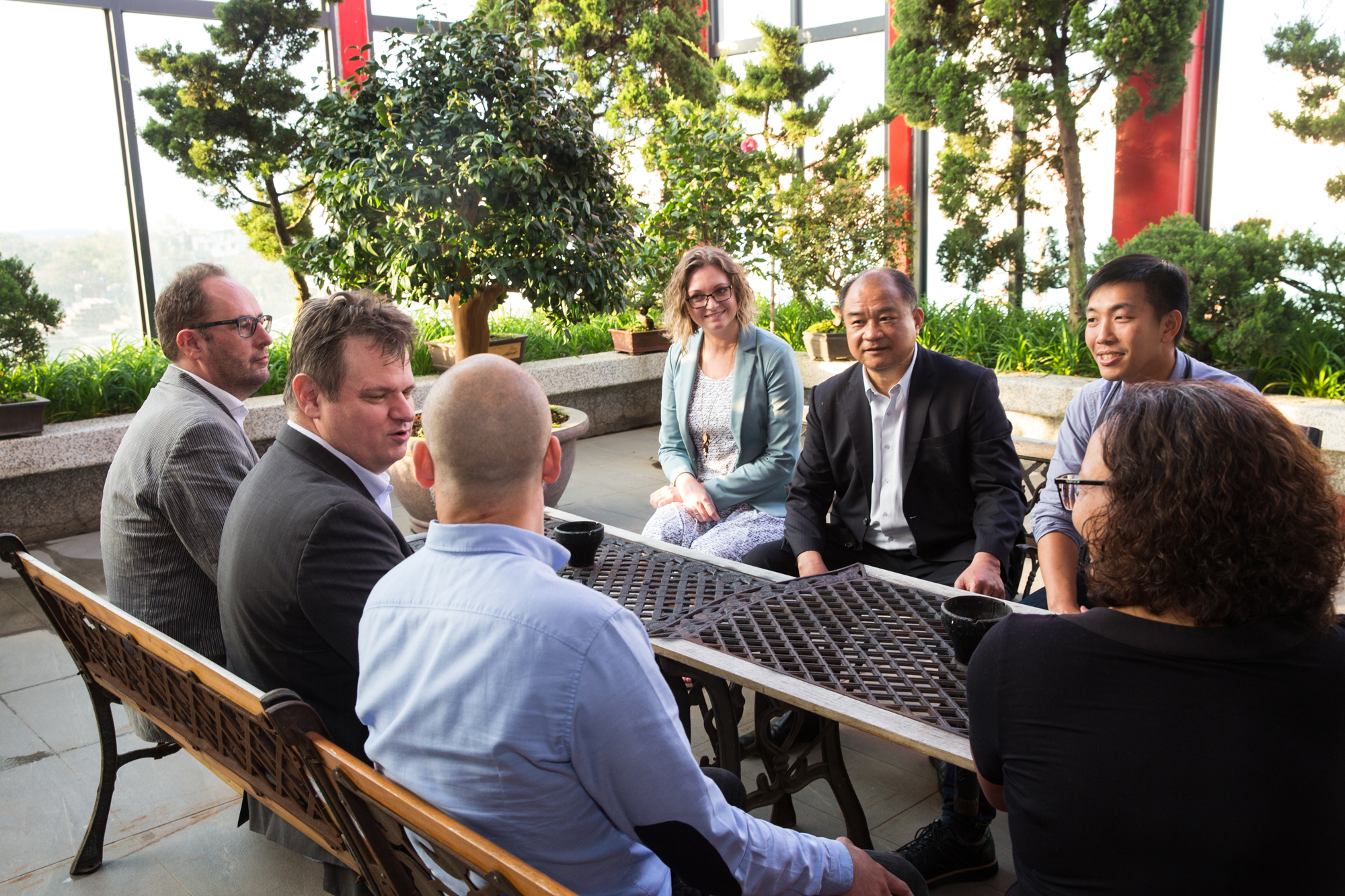 世紀鋼鐵集團的客戶與合作夥伴很多外國人，還有常駐人員，賴文祥（右排中）英文不佳，身邊都會有同事幫忙翻譯。