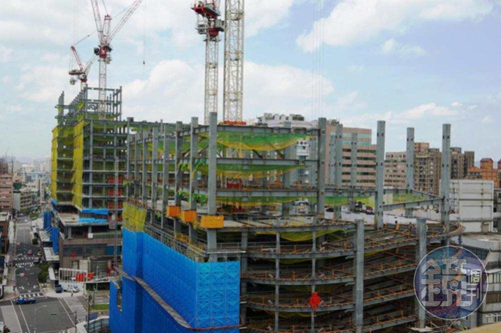 除了大樓、廠房,世紀鋼構也接下不少公共工程案子,如松山車站鋼構也是由他們處理。(賴文祥提供)