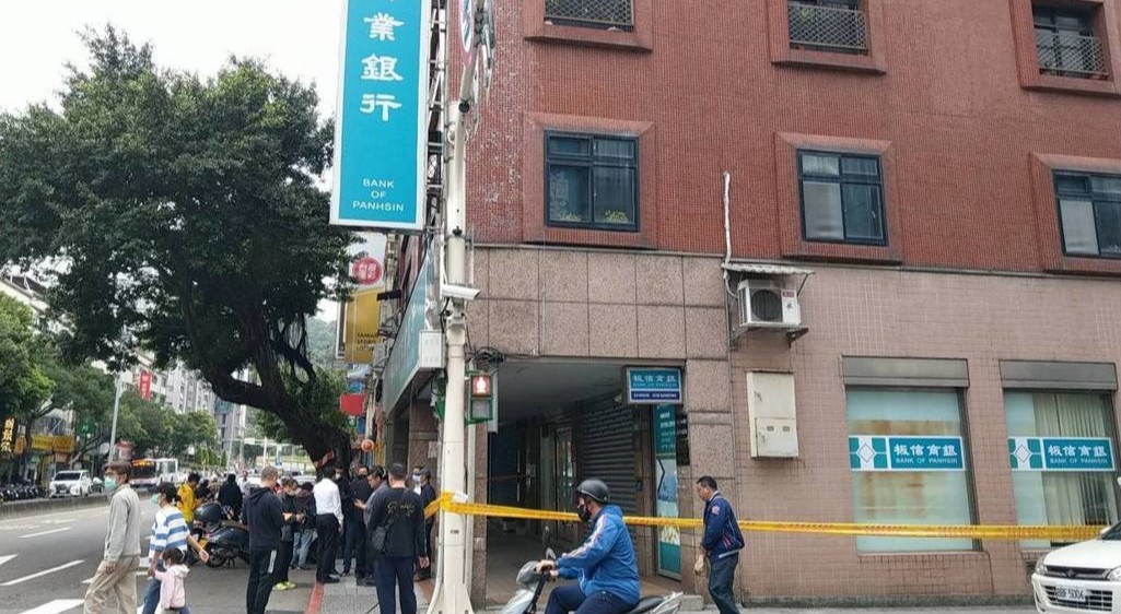 悍匪持長槍行兇搶劫銀行，近年罕見。（翻攝畫面）