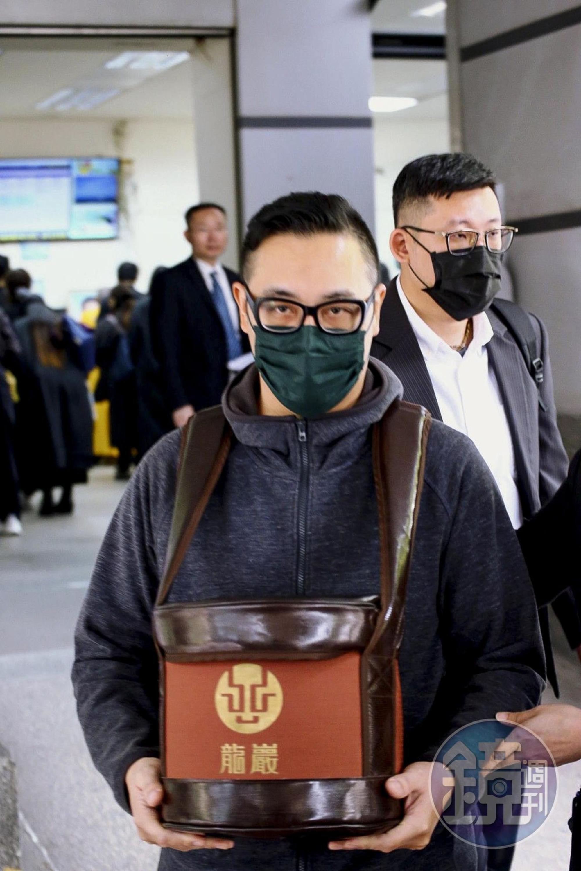 本刊攝影組) 劉真火化只見劉真的弟弟劉恆,辛龍雖哀痛卻因習俗不能出席。