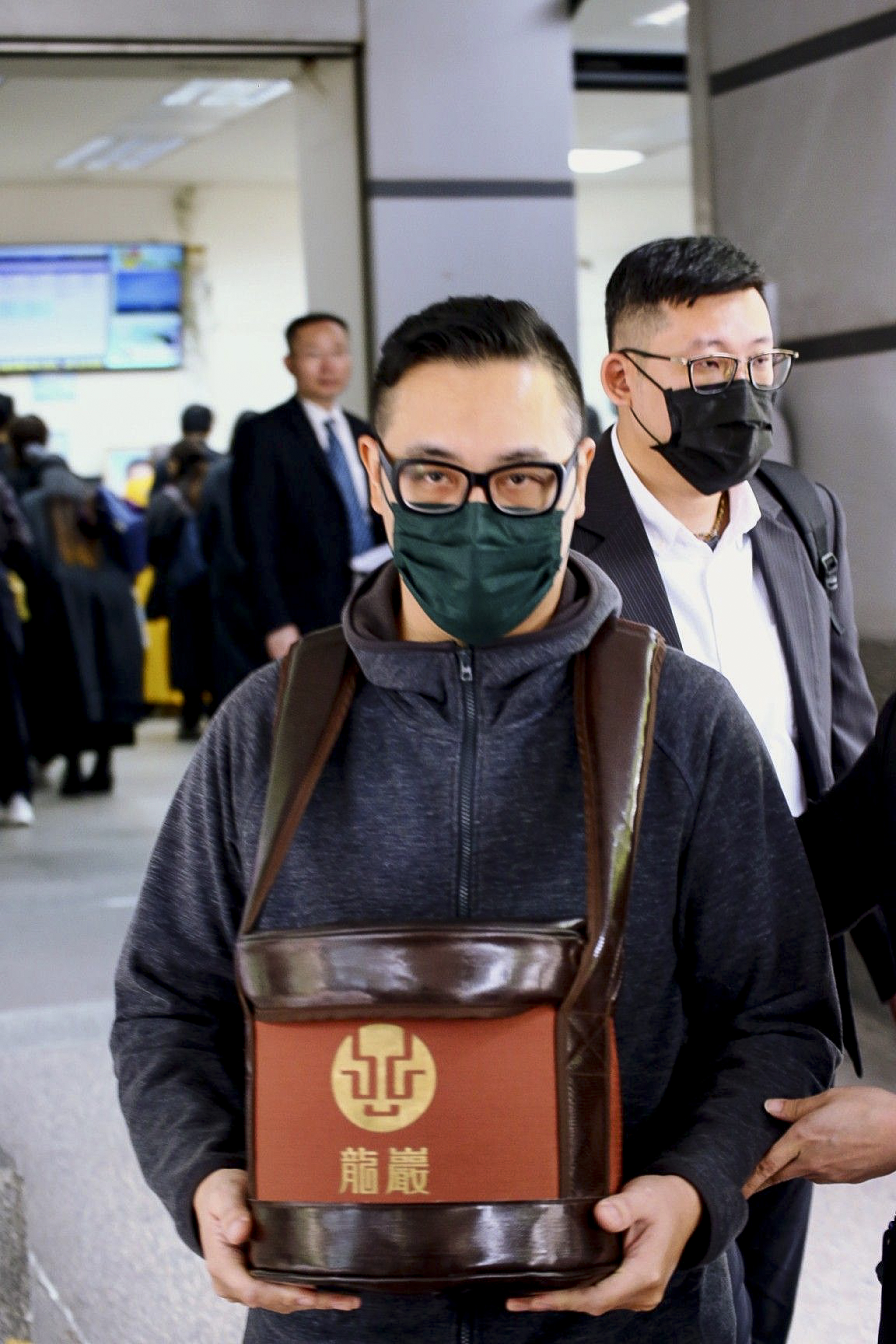 本刊攝影組) 劉真火化只見劉真的弟弟劉恆,辛龍雖哀痛卻因習俗不能出席。