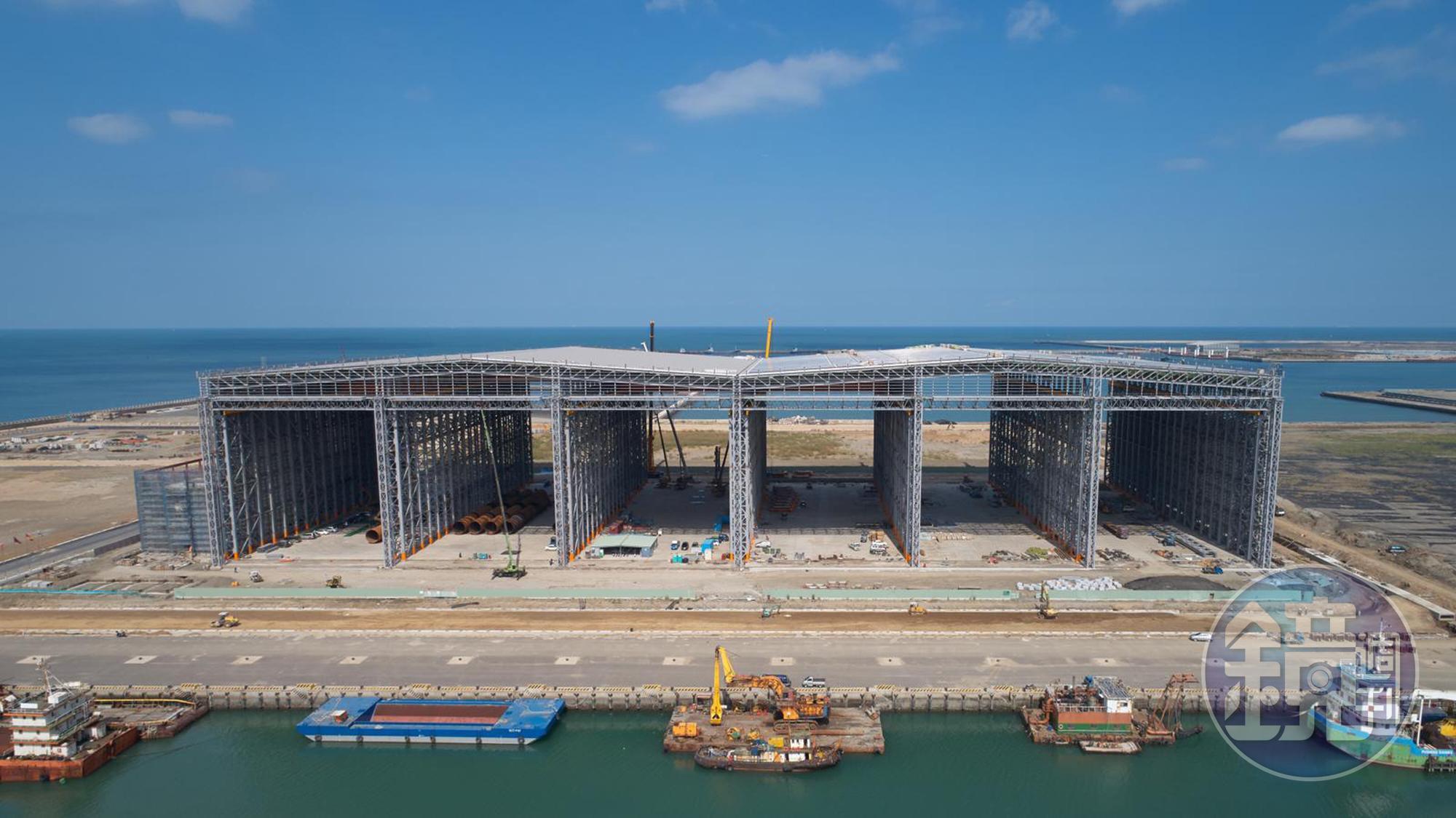 世紀鋼構台北港廠房特別設計為製造風電相關物件的廠房,目前深度120米,年底將會擴建至200米深。(賴文祥提供)