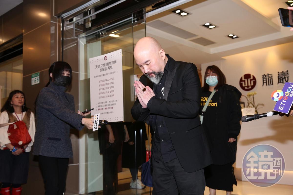 辛龍29日晚間步出靈堂，情緒在崩潰邊緣，應該是因為愛妻隔天一早就要火化。
