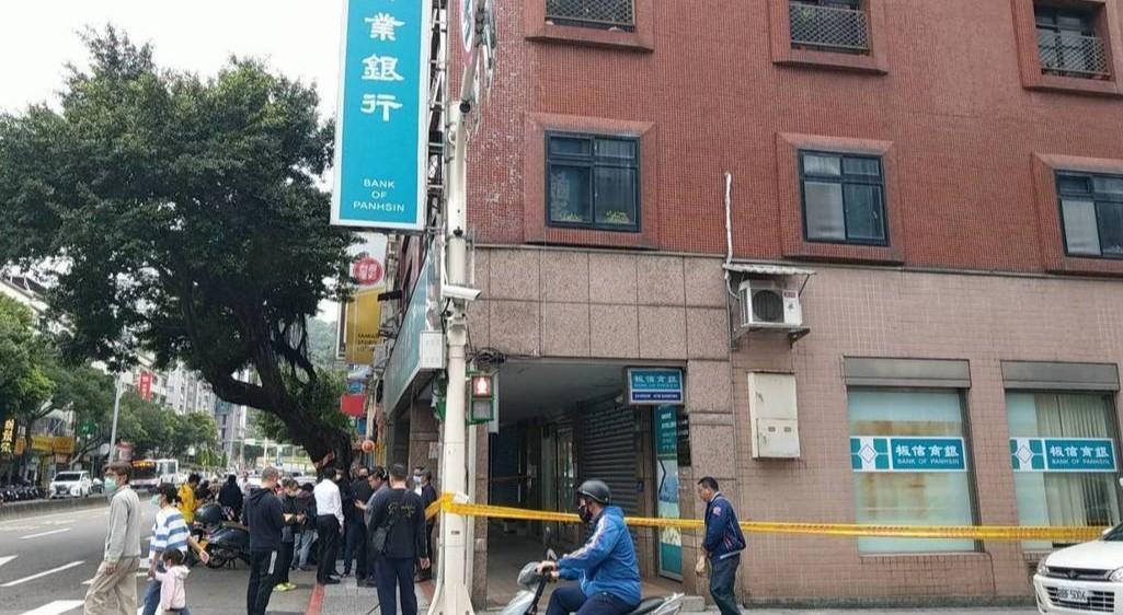 北市中山區北安路一板信銀行上午發生搶案，歹徒事後行駛失竊計程車朝內湖方向逃逸。（翻攝畫面）