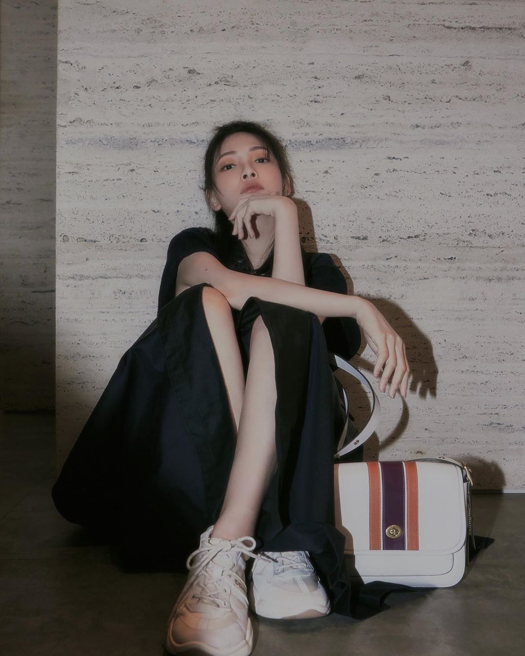 林映唯很有戲的眼神搭配白色the Coach Originals手袋，很有帥氣fu。（圖片提供：COACH）