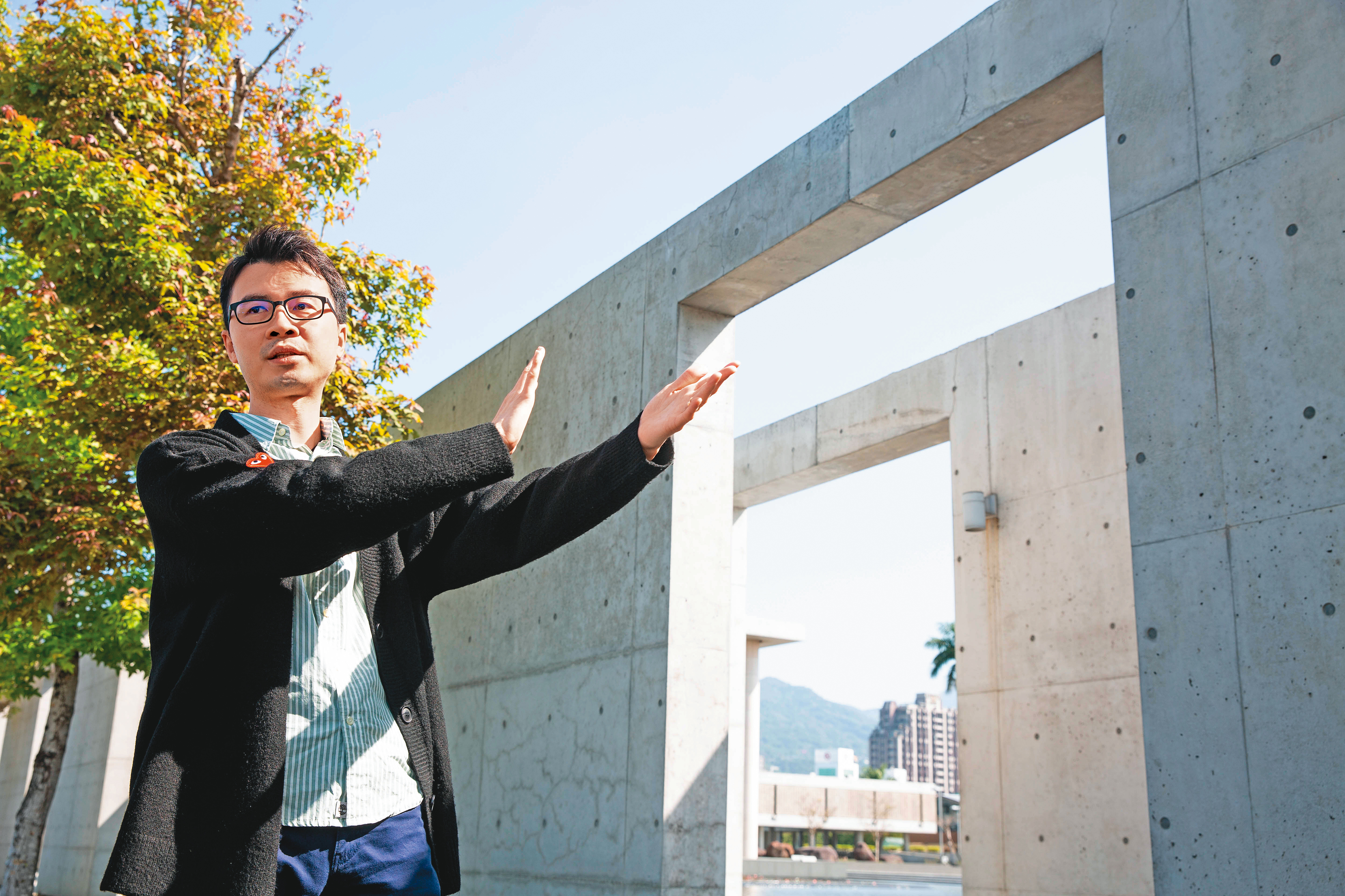 清水模建築工法嚴謹且細膩，邱威龍也將這樣的精神運用在投資上。