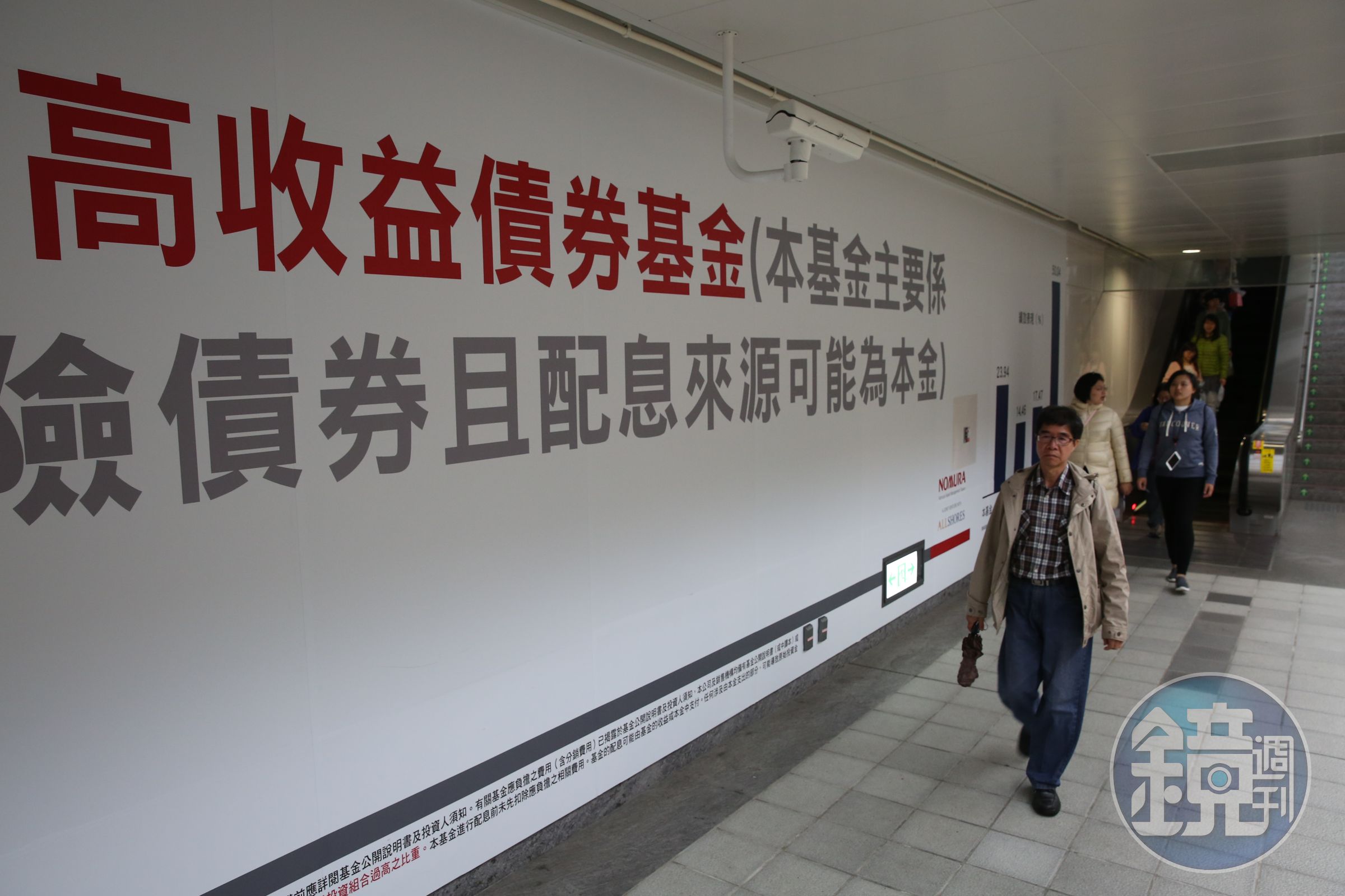 面對市場動盪，邱威龍依然老神在在，他以高配息基金為核心資產，並將息收再投資。