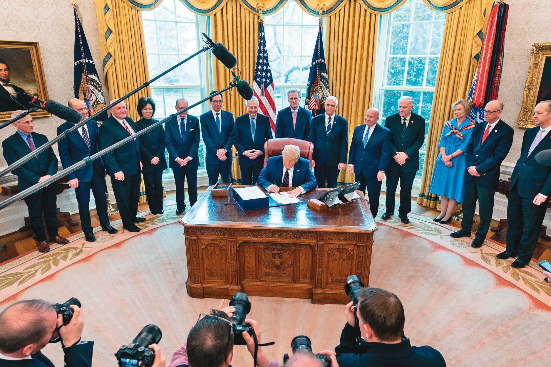 為了對抗疫情，美聯準會推出無上限量化寬鬆，總統川普（前）也簽署了2兆美元刺激計畫。（翻攝自Mike Pence臉書）