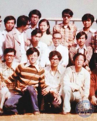 何重人(前排右1)自中興大學化學系畢業後,拿獎學金前往美國留學。(何重人提供)