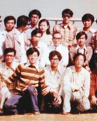 何重人（前排右1）自中興大學化學系畢業後，拿獎學金前往美國留學。（何重人提供）