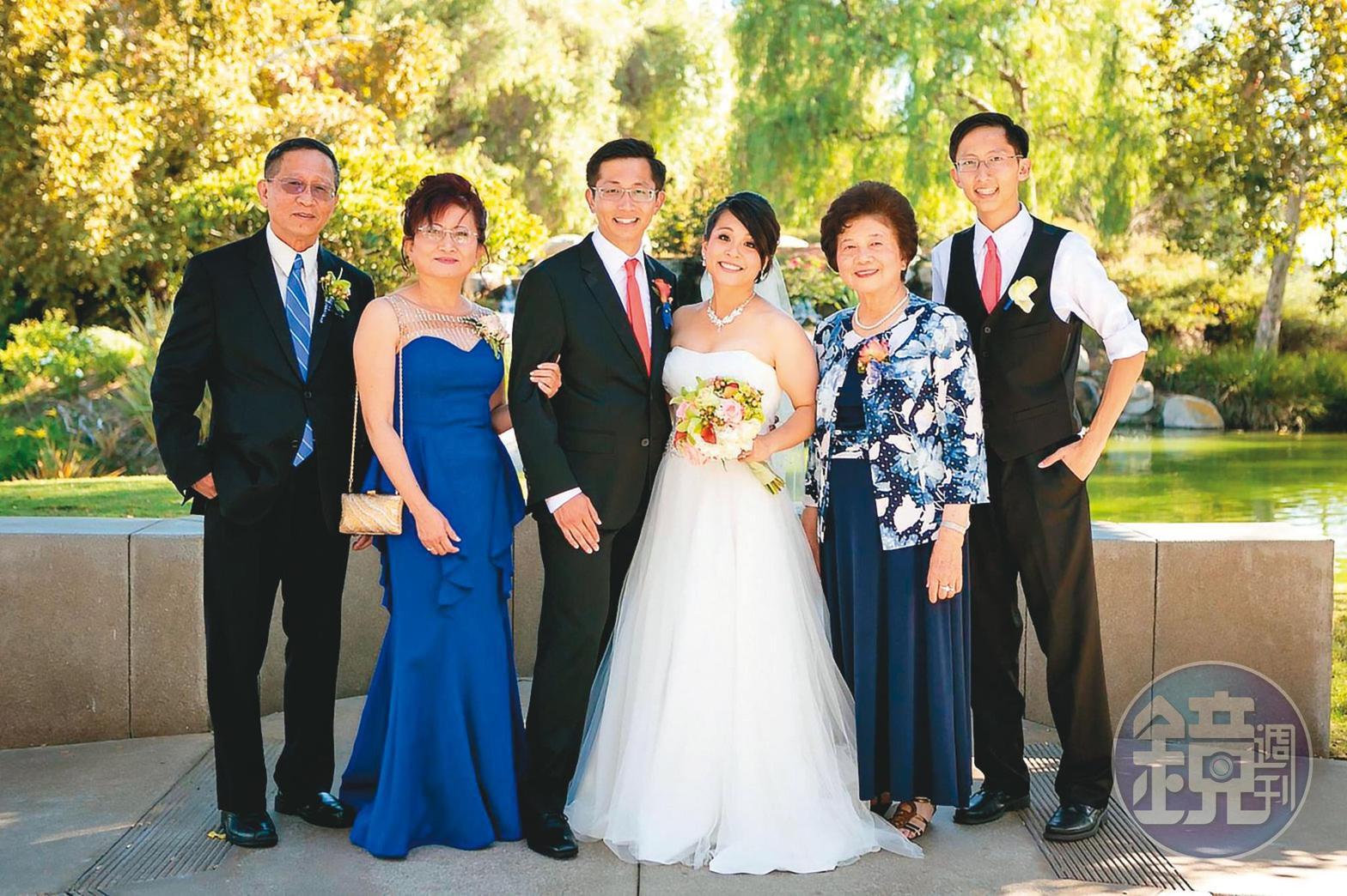 何重人(左1)的長子結婚時,拍攝全家福。(何重人提供)
