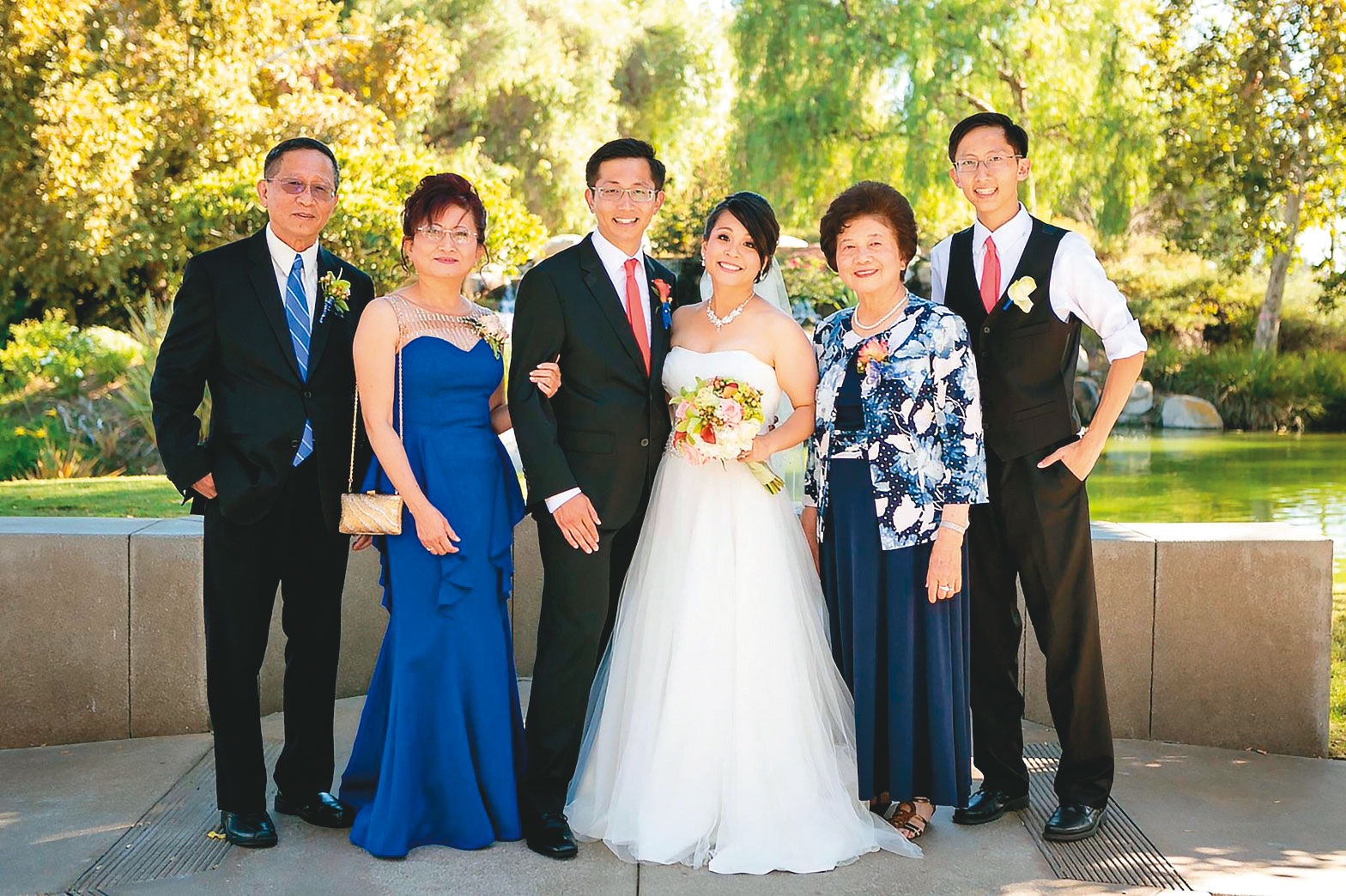 何重人（左1）的長子結婚時，拍攝全家福。（何重人提供）