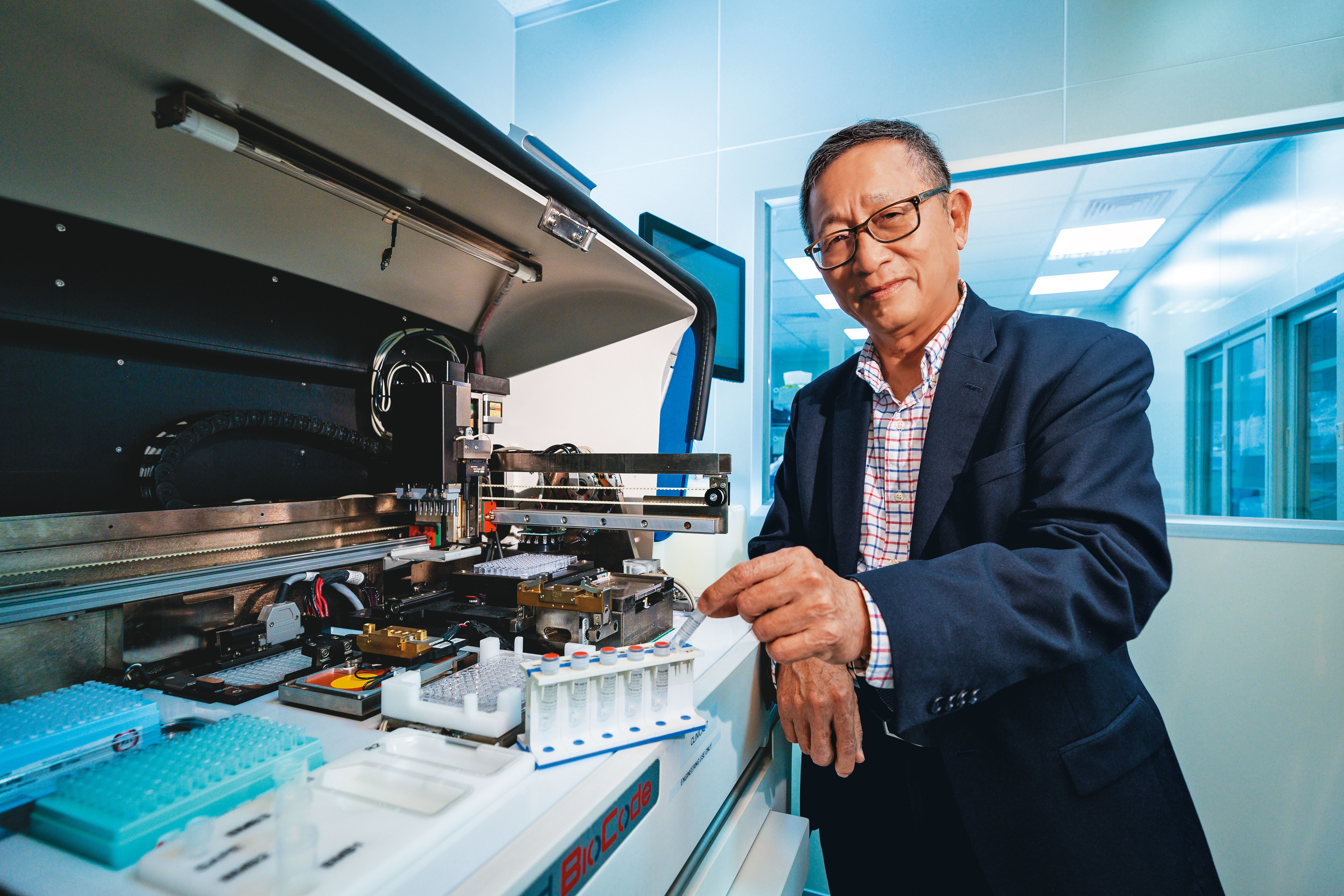 何重人2008年創立瑞磁生技，把數位條碼縮小百萬倍，挾著多元性、高通量、自動化、降低檢測成本等優勢，搶攻200億美元的檢測市場；武肺篩劑4月將在美上市。