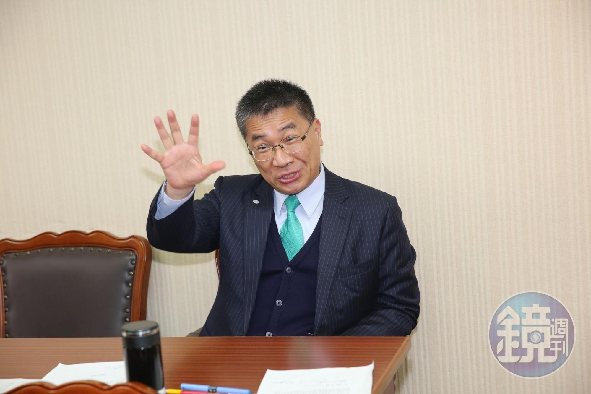 內政部長徐國勇上午11時進入內政委員會會議事後,面對媒體訪問均不願多說。