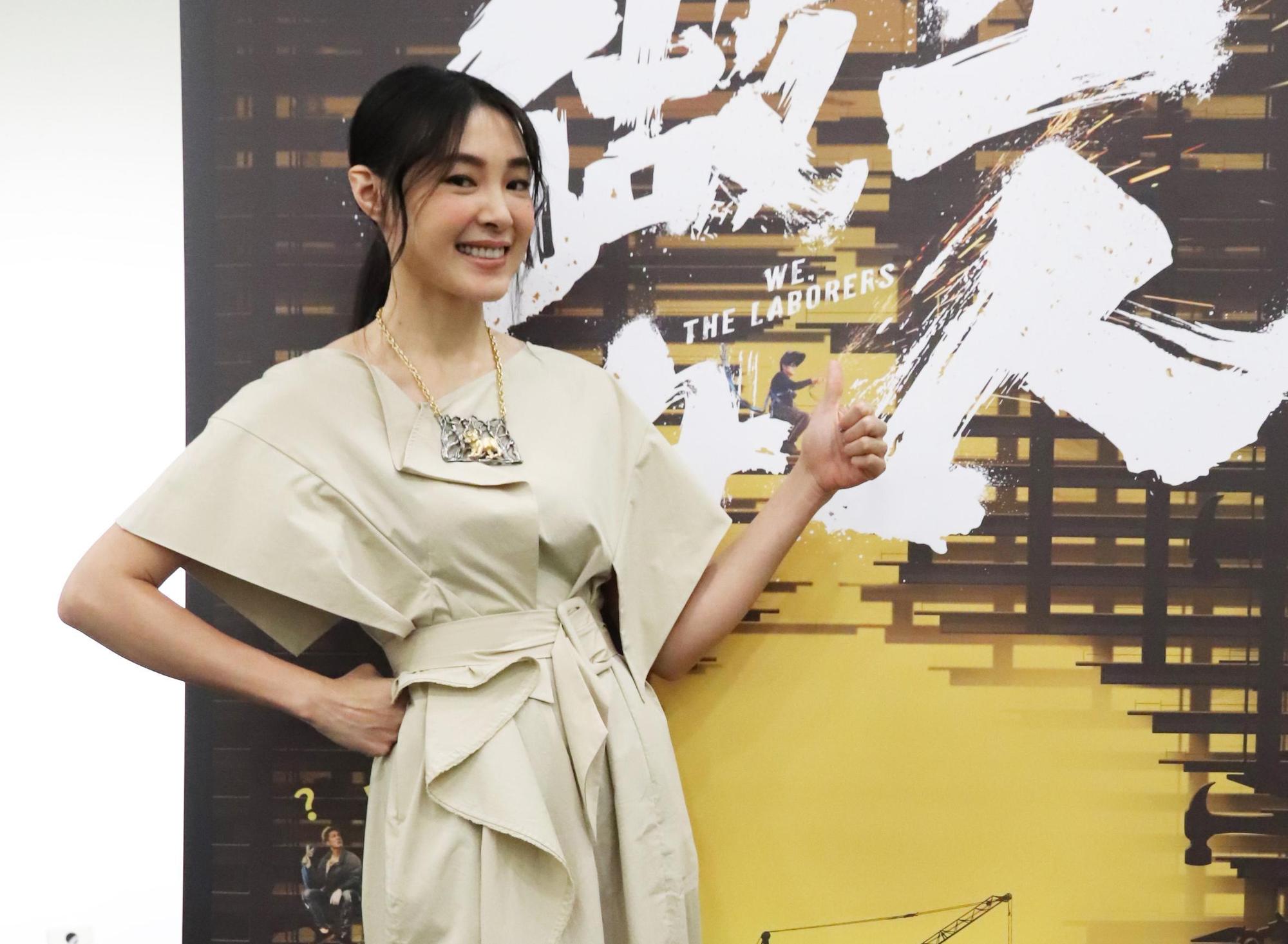 在《做工的人》內曾珮瑜飾演愛碎碎唸的工人老婆,笑稱自己是地方媽媽。(大慕影藝提供)