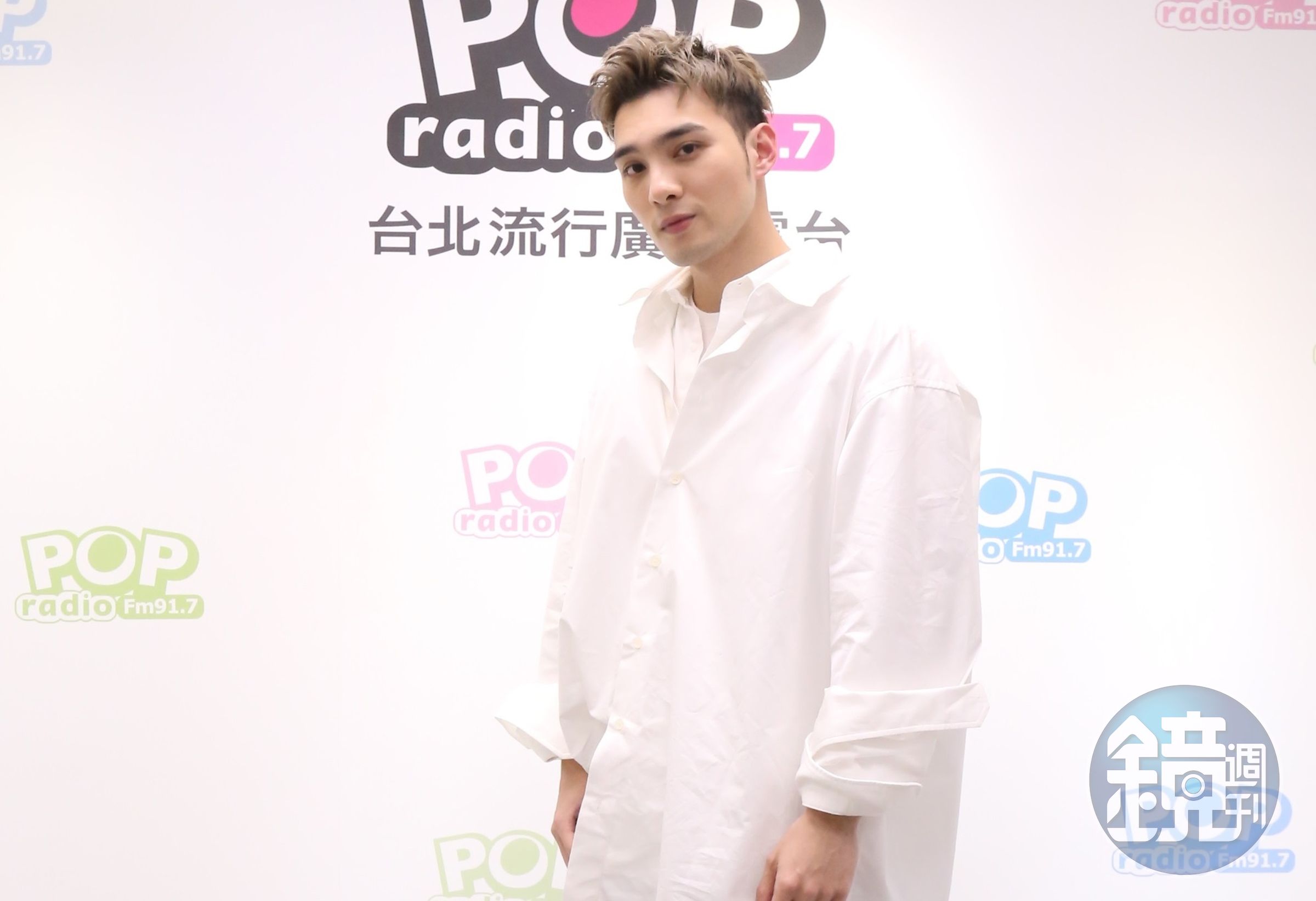 黃偉晉日前上POP Radio《Fun Music》節目，暢談創作EP《背光旅行》創作緣由。（POP Radio提供）