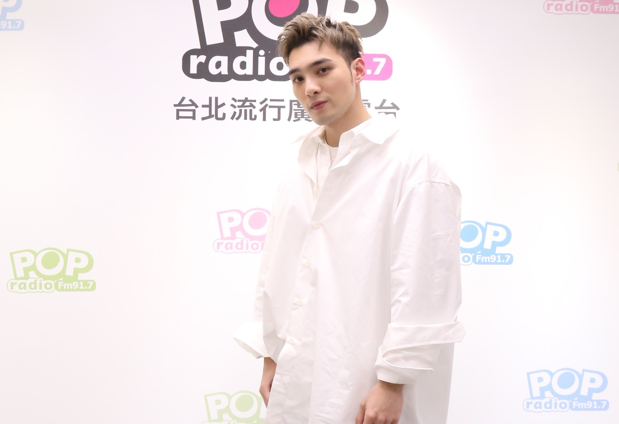 黃偉晉日前上POP Radio《Fun Music》節目，暢談創作EP《背光旅行》創作緣由。（POP Radio提供）