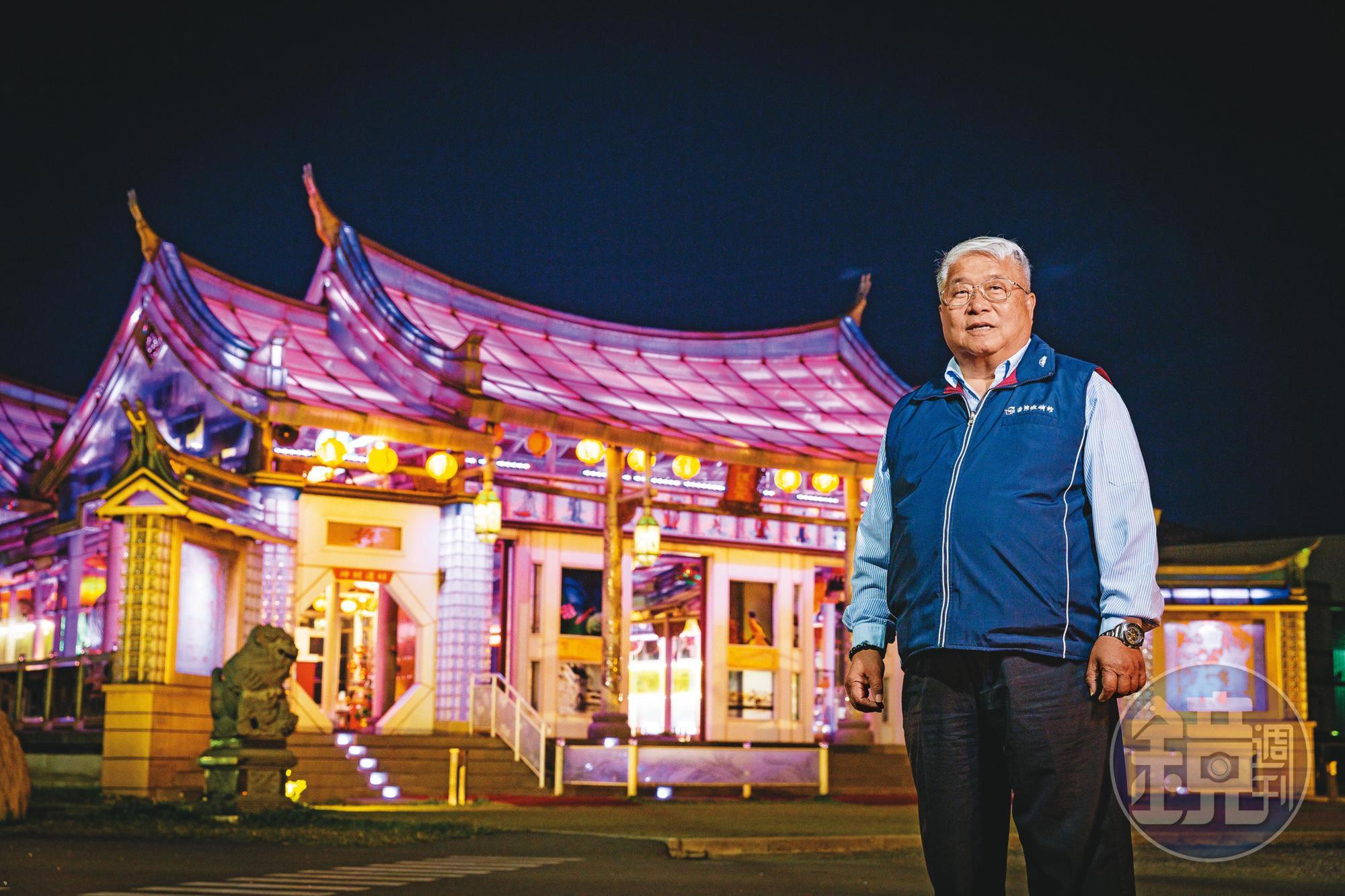 林肇睢耗時6年打造全世界第一間玻璃媽祖廟,夜晚燈光照耀下,炫目迷人。