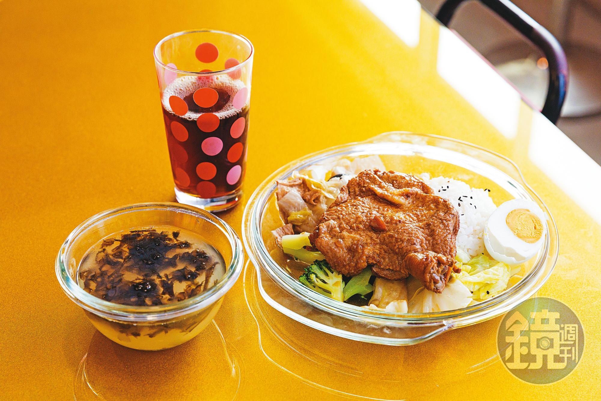 在玻璃館用餐後,玻璃餐具可免費帶走。(去骨雞腿飯,199元)