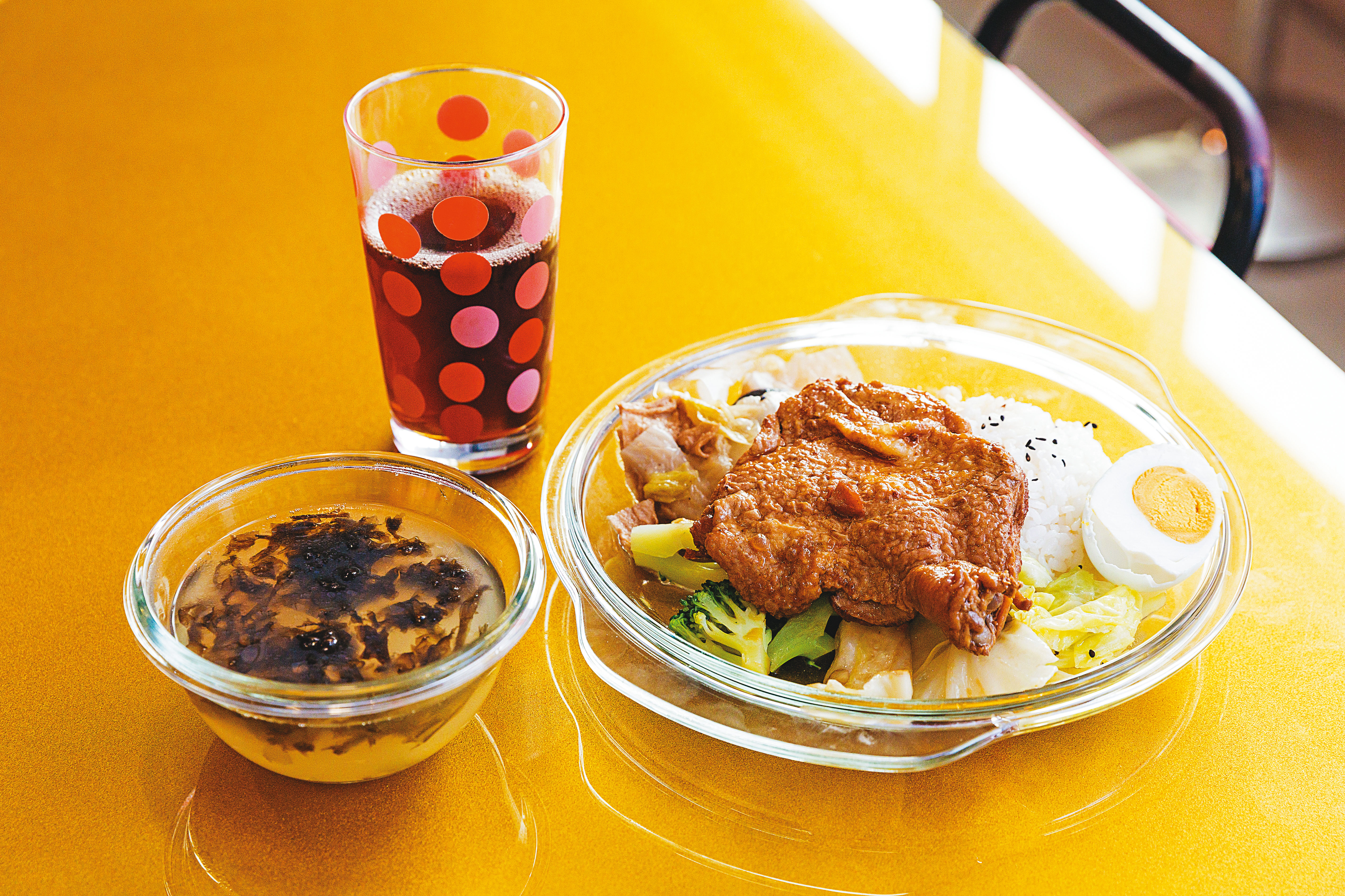 在玻璃館用餐後，玻璃餐具可免費帶走。（去骨雞腿飯，199元）