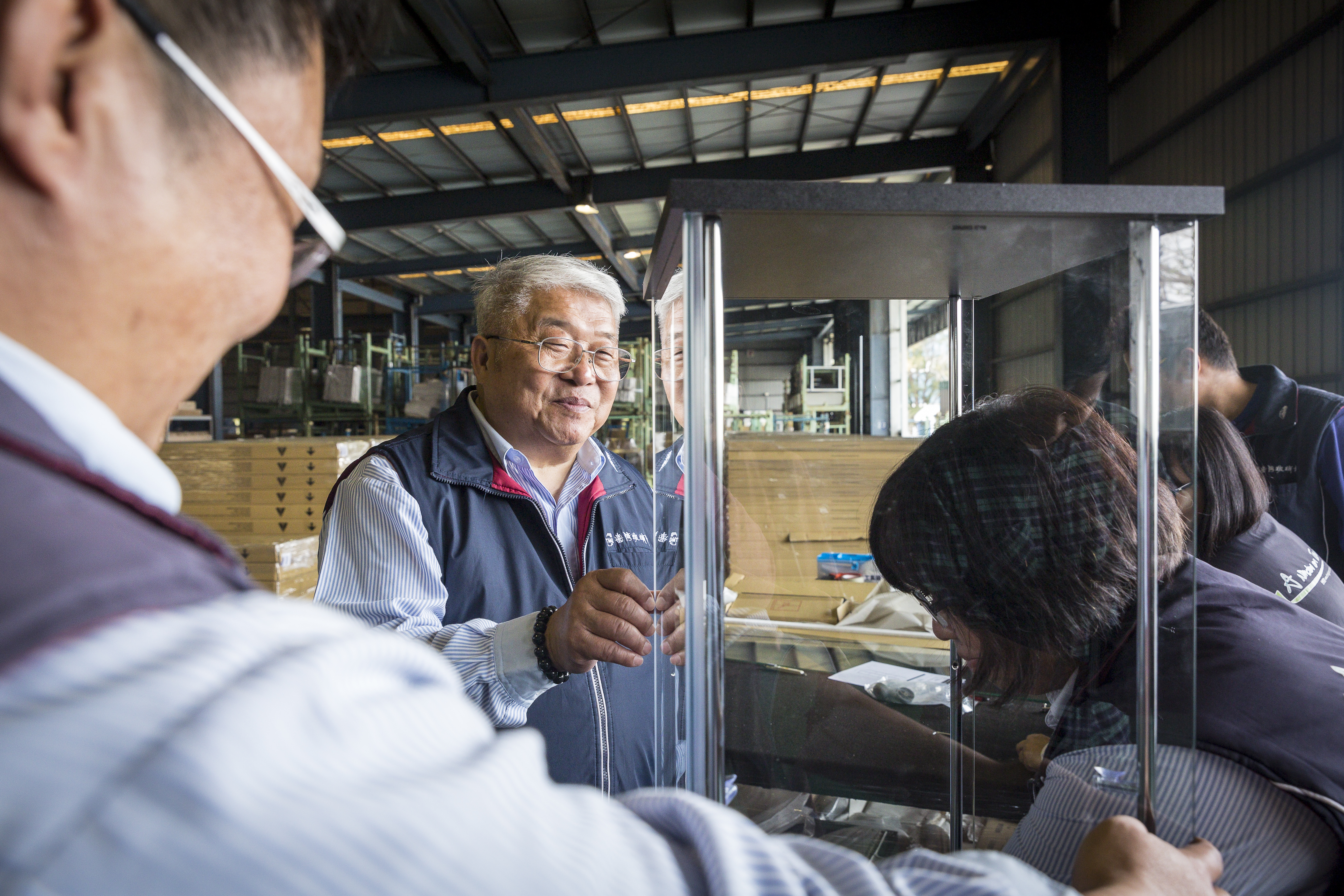 無論遇到金融海嘯還是疫情，林肇睢（左2）都能挺直腰桿大聲承諾絕不裁員減薪，因此員工凝聚力特別強。