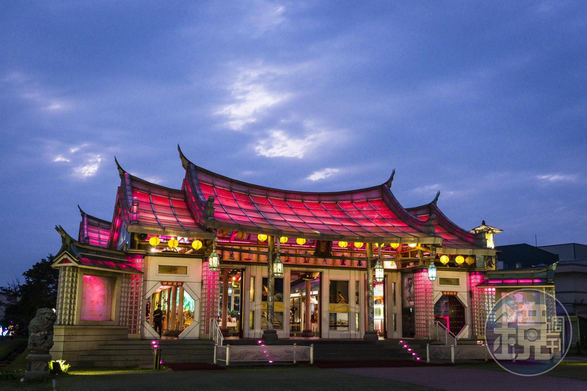 林肇睢耗時6年打造全世界第一間玻璃媽祖廟，晚上經過燈光照耀，炫目迷人。
