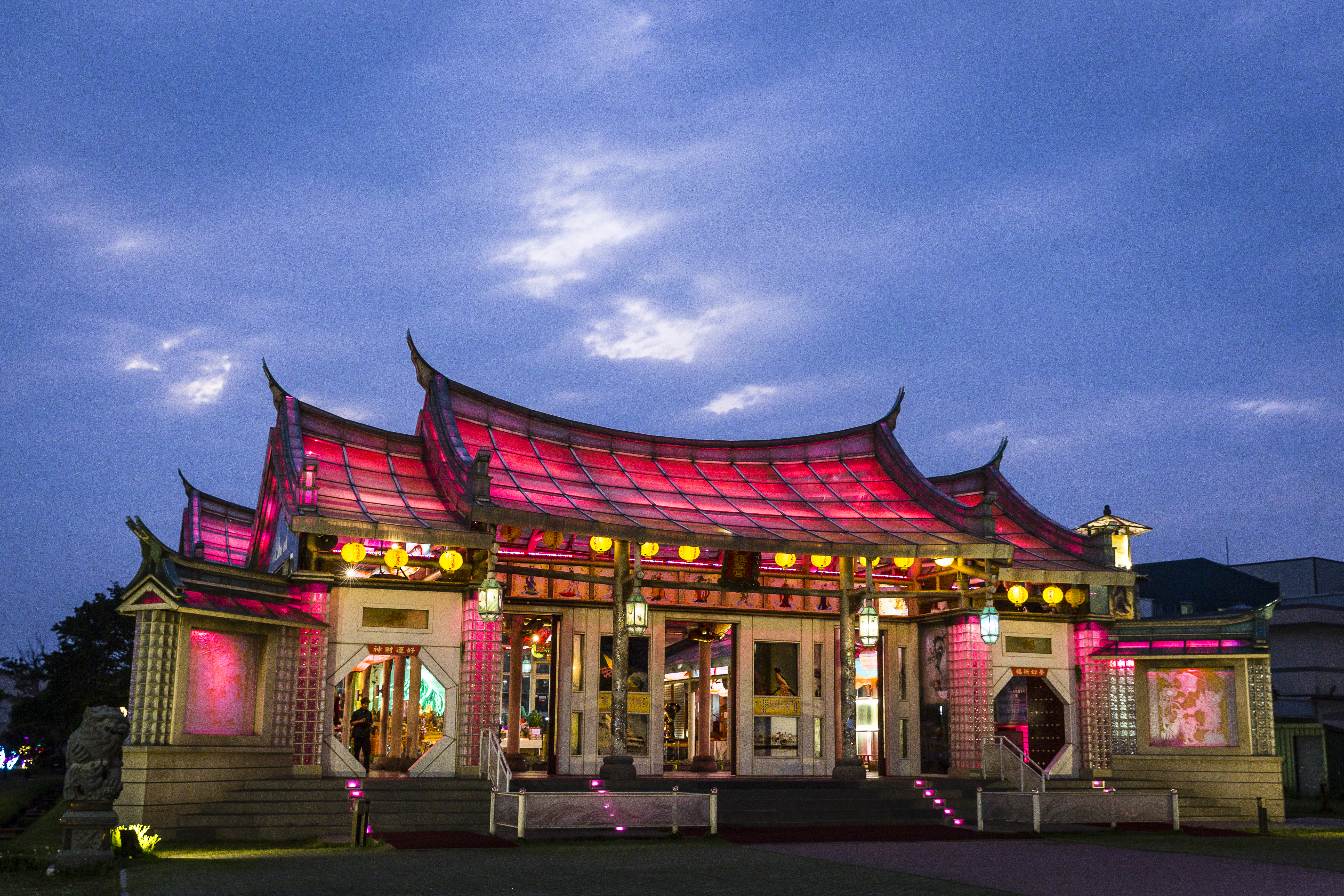 林肇睢耗時6年打造全世界第一間玻璃媽祖廟，晚上經過燈光照耀，炫目迷人。