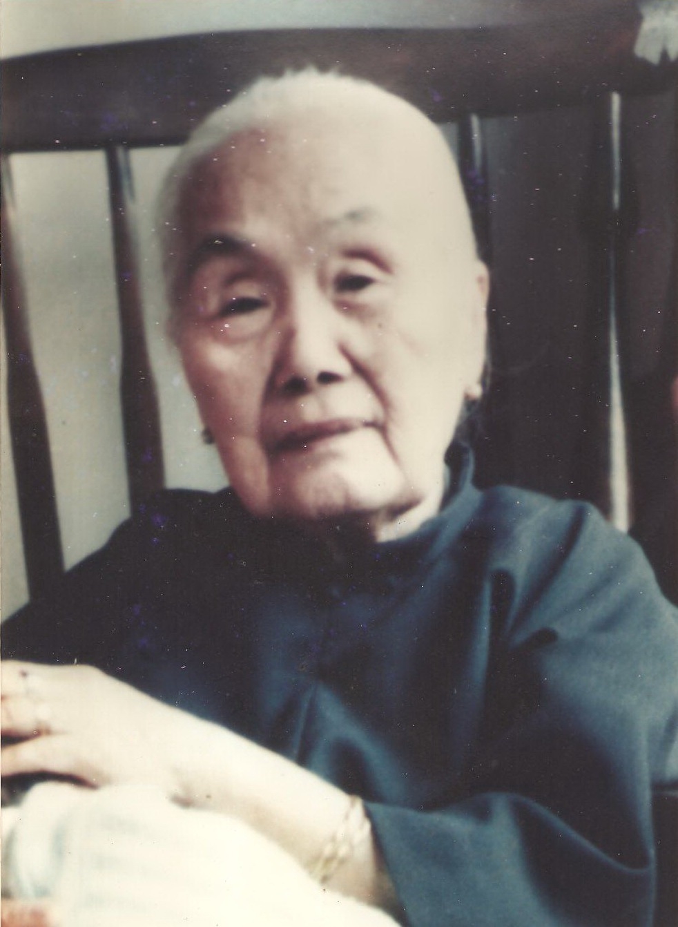 台明將創辦人林施（馬妥）治為了養活4個孩子，以製鏡起家，晚年還會到工廠親自煮員工餐。