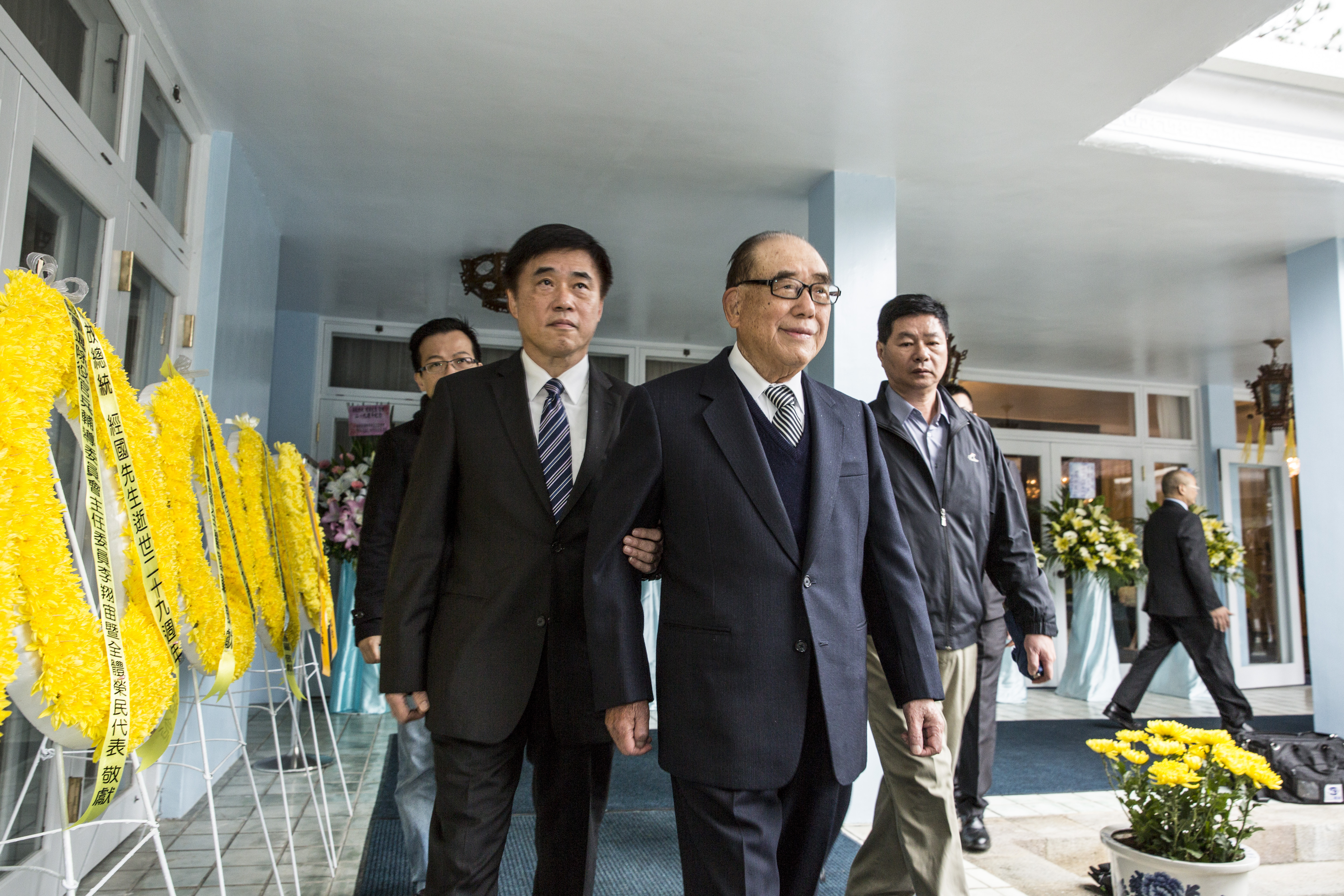 郝柏村（前排右）今日於內湖三軍總醫院離世，享嵩壽102歲。（本刊資料照）