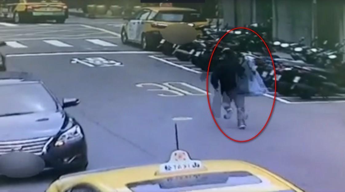 板信銀行搶案歹徒事後行駛失竊計程車逃逸。（翻攝畫面）