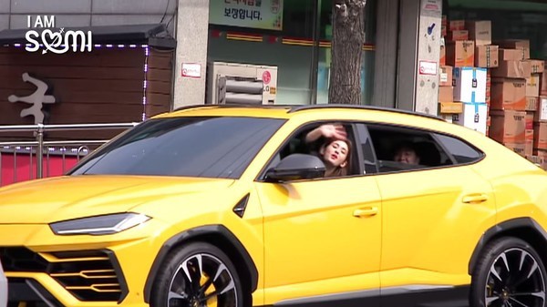 SOMI在實境秀開著要價超過韓幣2億元的藍寶堅尼。（翻攝自Naver）