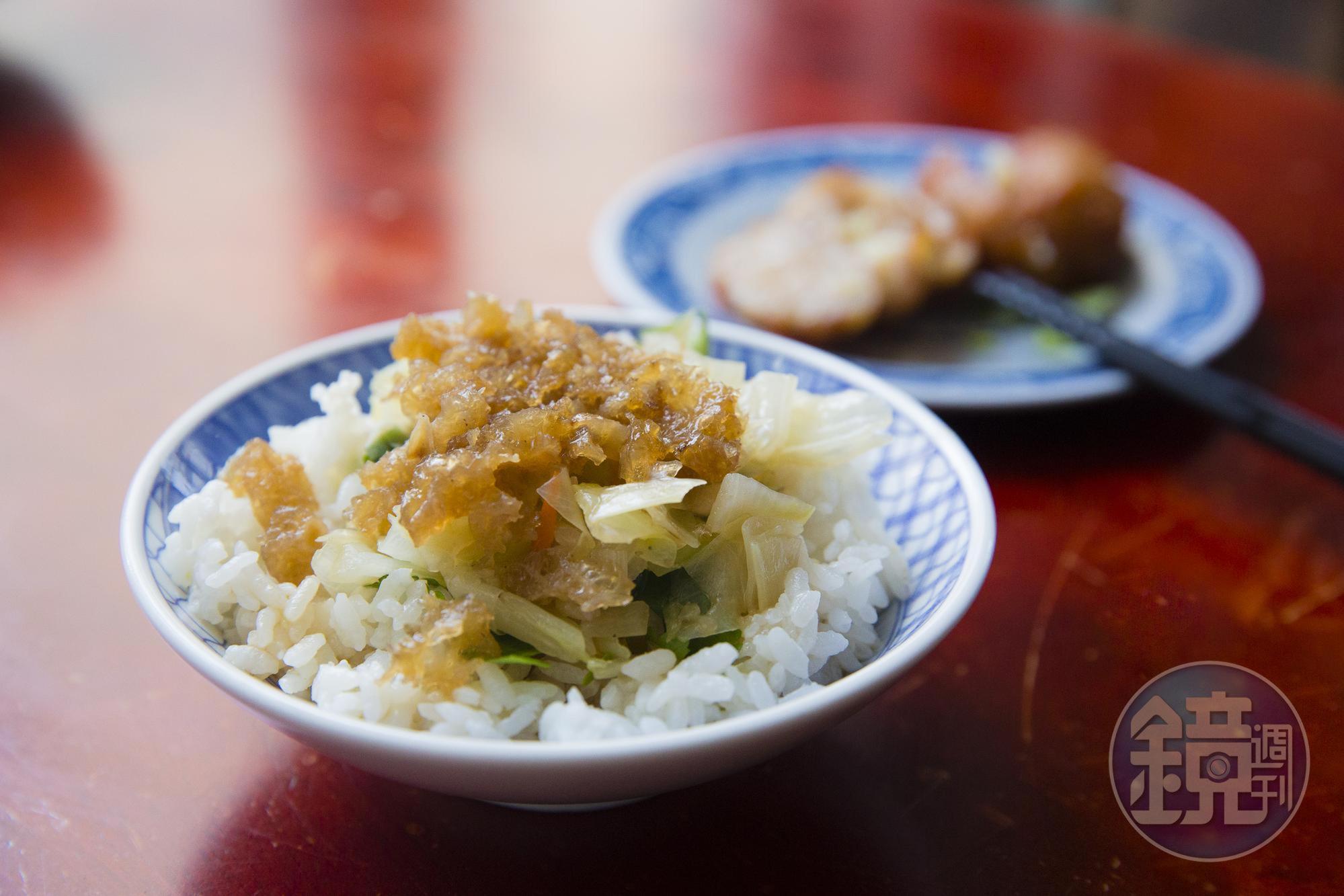 鹿港獨有的魯飯,滋味清香不油膩。(20元/小碗)