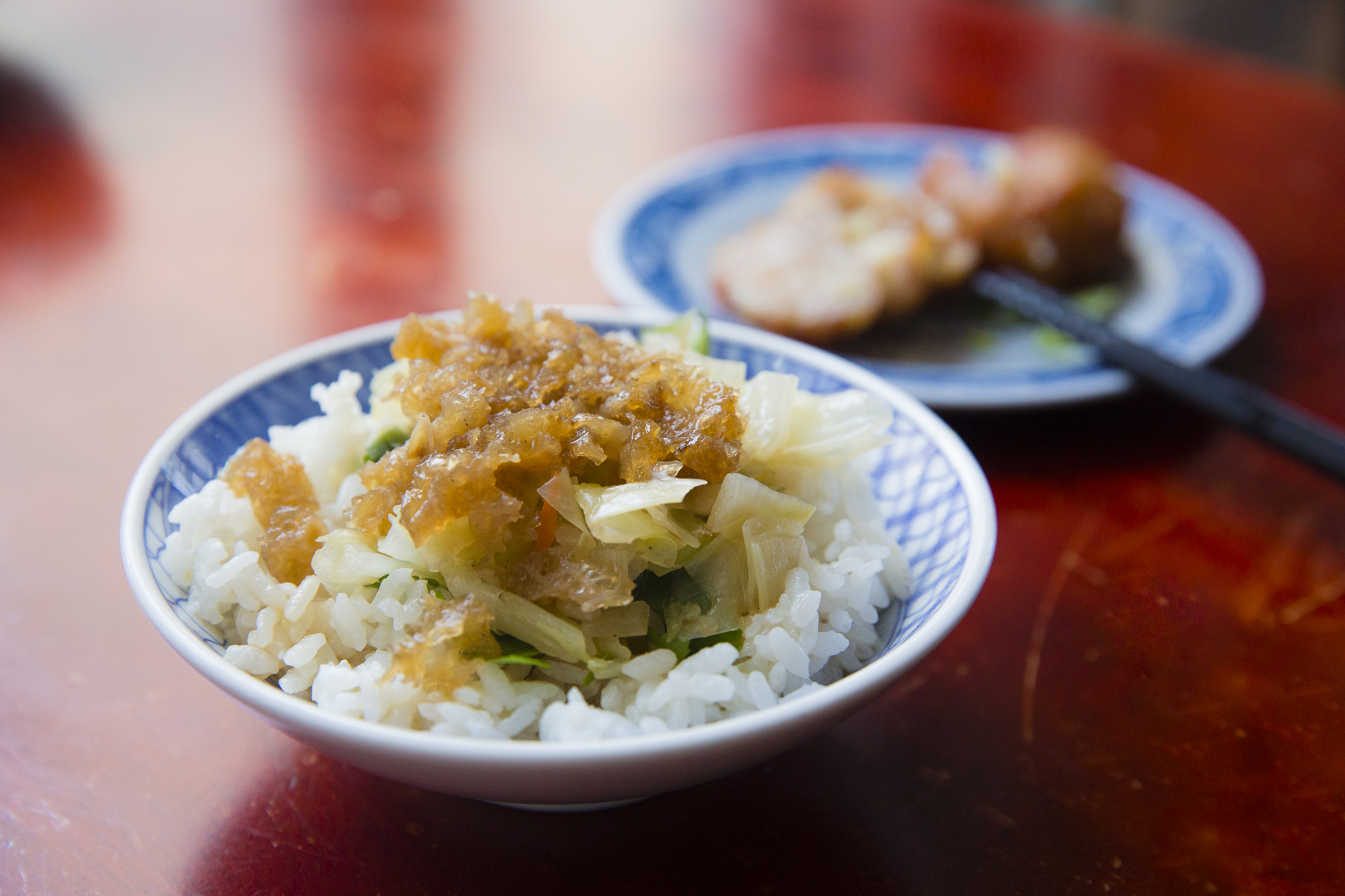 鹿港獨有的魯飯，滋味清香不油膩。（20元/小碗）