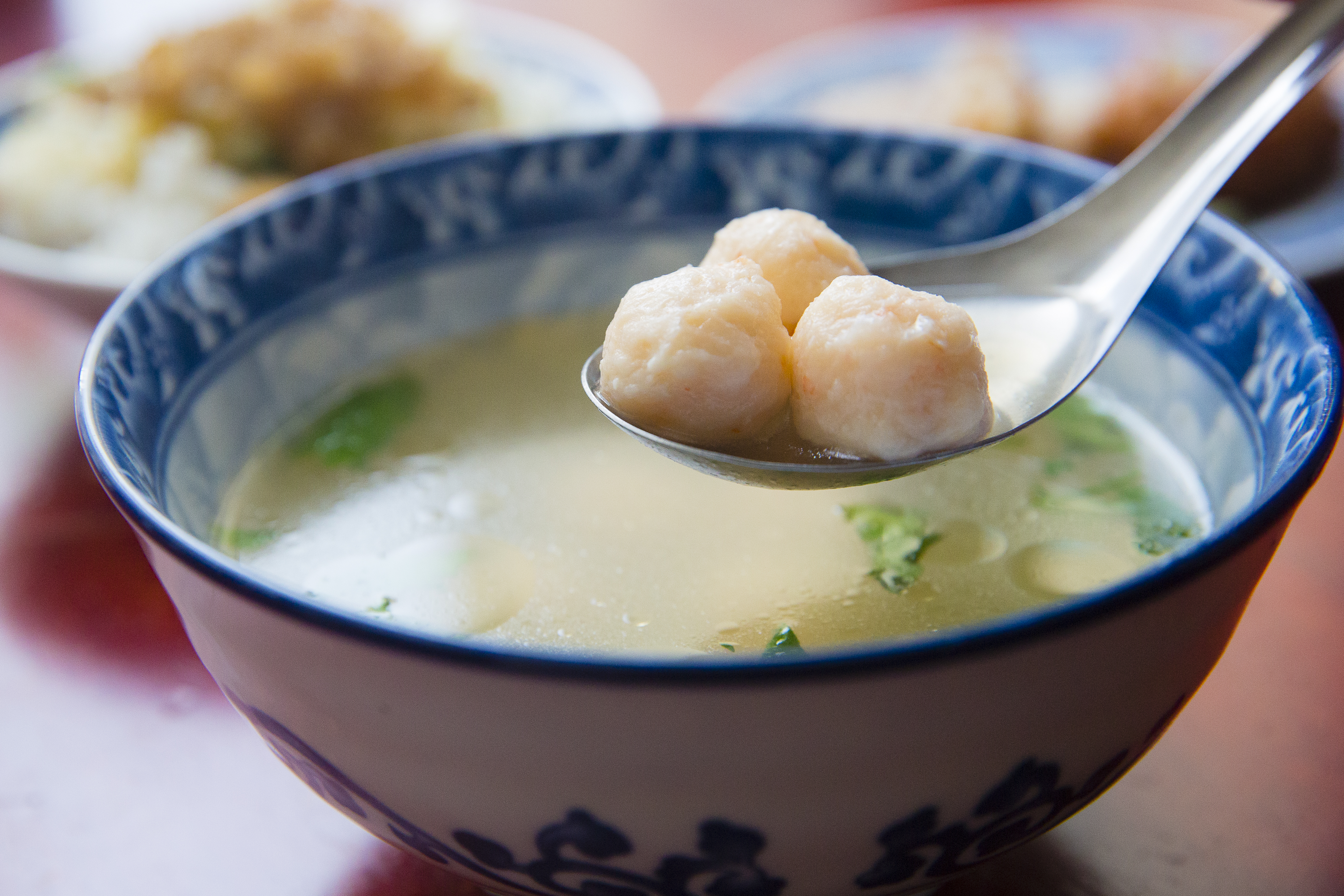 以草蝦製作的蝦丸湯，蝦味鮮濃。（50元/碗）