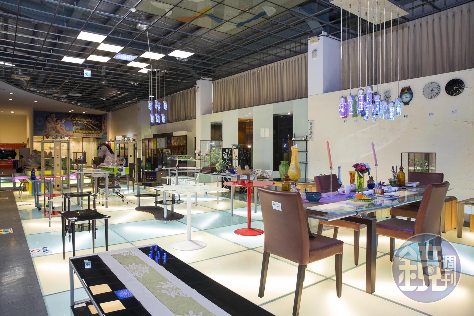 玻璃館集結70多家台灣玻璃廠商產品,以及本土玻璃藝術家作品,聯合展覽並販售。